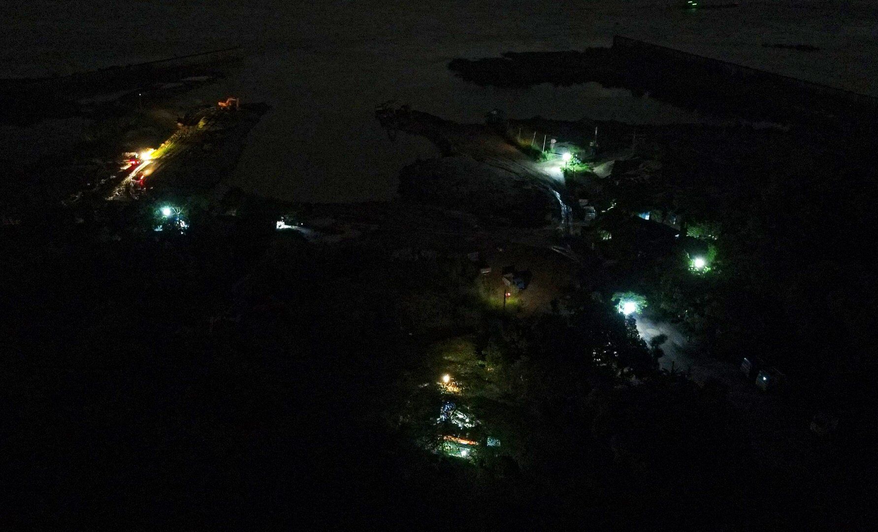 Sau nhiều ng&agrave;y c&oacute; mặt tại đ&acirc;y, PV B&aacute;o Giao th&ocirc;ng nhận thấy, những bến b&atilde;i n&agrave;y ban ng&agrave;y m&aacute;y m&oacute;c &ldquo;đắp chiếu&rdquo;, nhưng khi m&agrave;n đ&ecirc;m bu&ocirc;ng xuống l&agrave; hoạt động hết c&ocirc;ng suất.