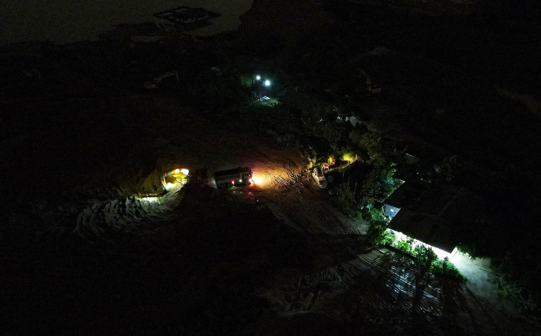 Trong m&agrave;n đ&ecirc;m, những chiếc m&aacute;y m&uacute;c tại những b&atilde;i tập kết n&agrave;y "ra sức" m&uacute;c c&aacute;t từ b&atilde;i tập kết l&ecirc;n những chiếc xe si&ecirc;u trường, si&ecirc;u trọng.