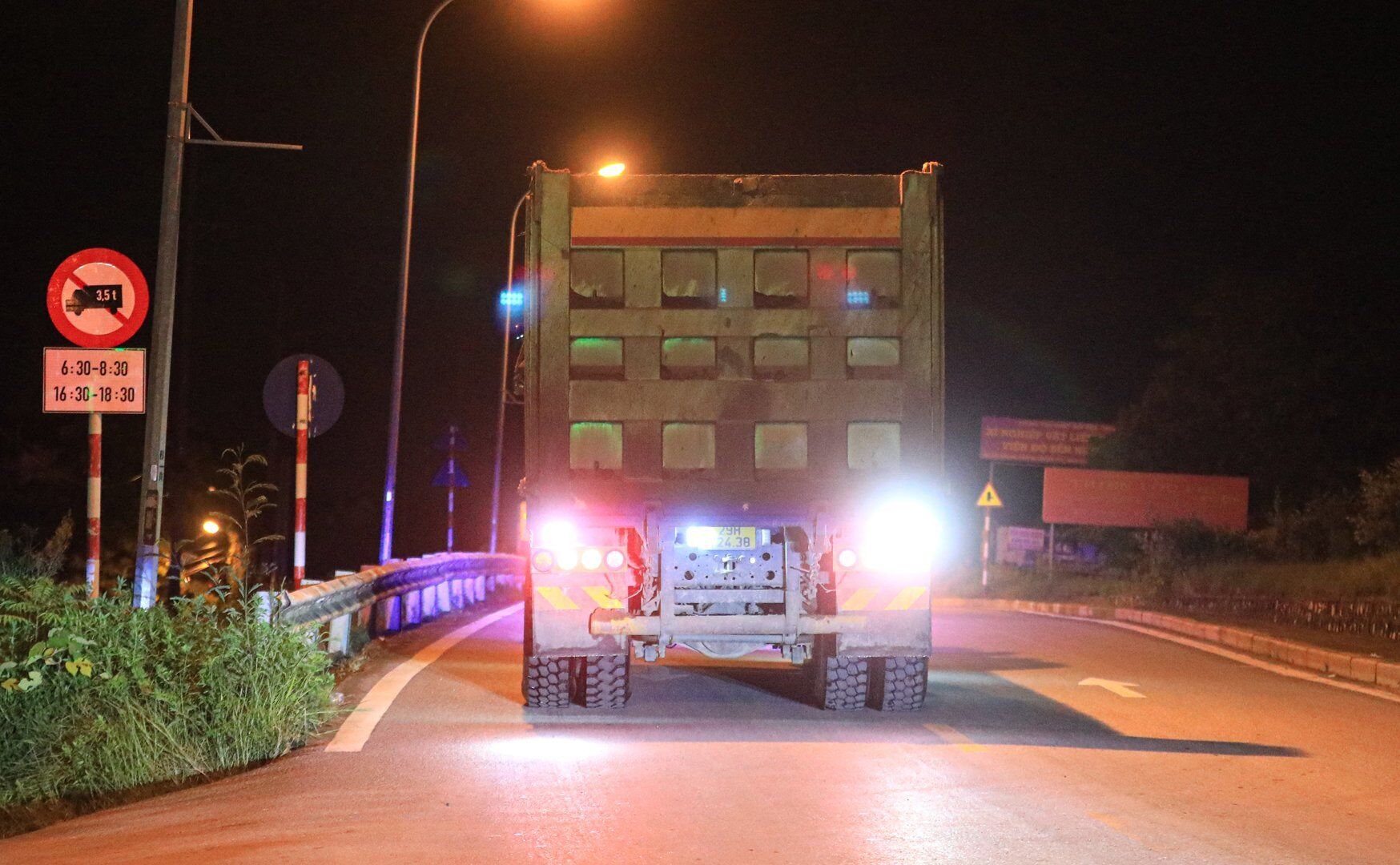 Việc hoạt động của những bến b&atilde;i n&agrave;y k&eacute;o theo sự xuất hiện của nhiều xe trọng tải lớn hoạt động tr&ecirc;n đường đ&ecirc; Li&ecirc;n Mạc.