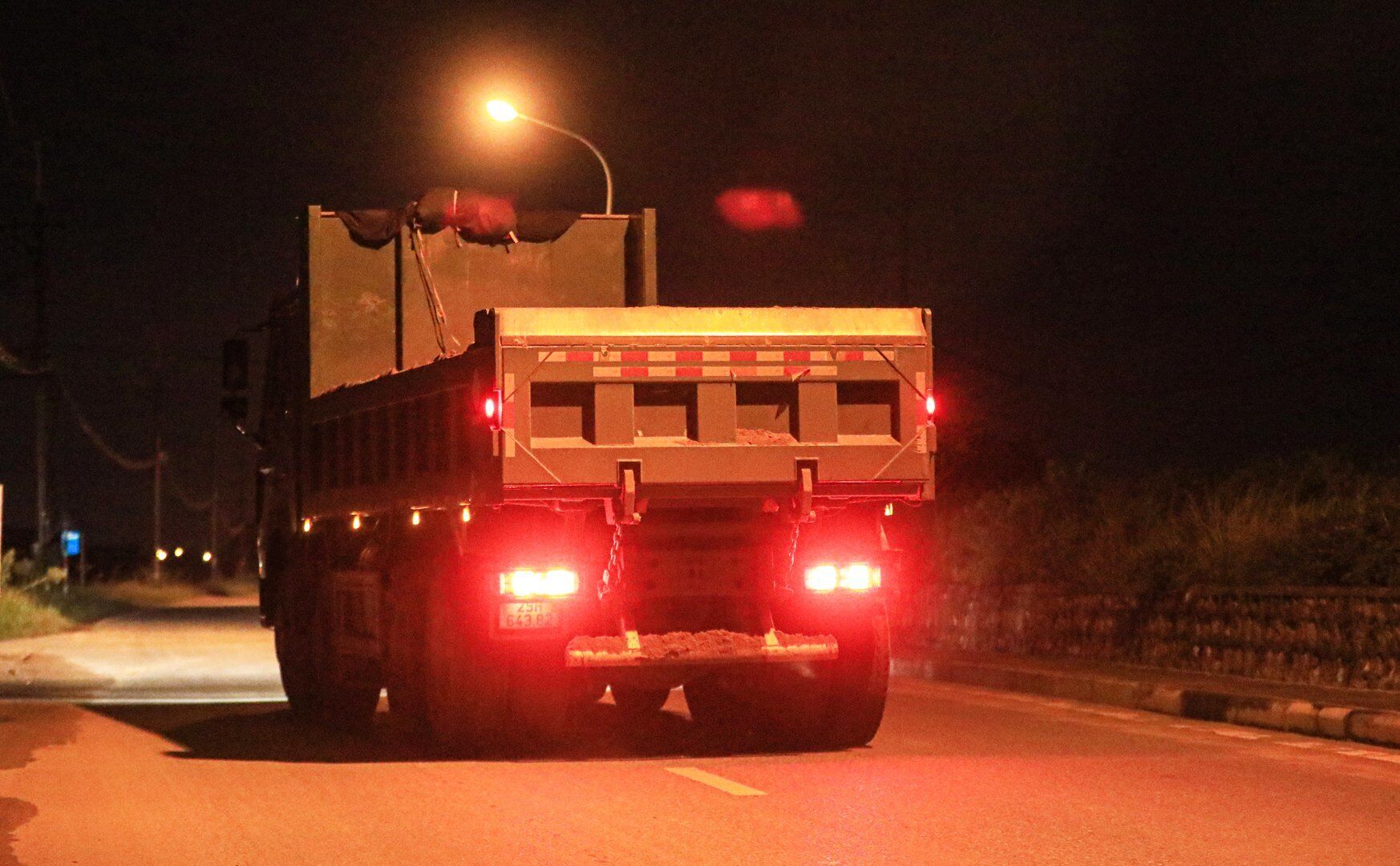 Theo nghi nhận của PV, đa phần những chiếc xe si&ecirc;u trường, si&ecirc;u trọng hoạt động ở đ&acirc;y đ&atilde; được hạ th&agrave;nh th&ugrave;ng đ&uacute;ng ti&ecirc;u chuẩn.