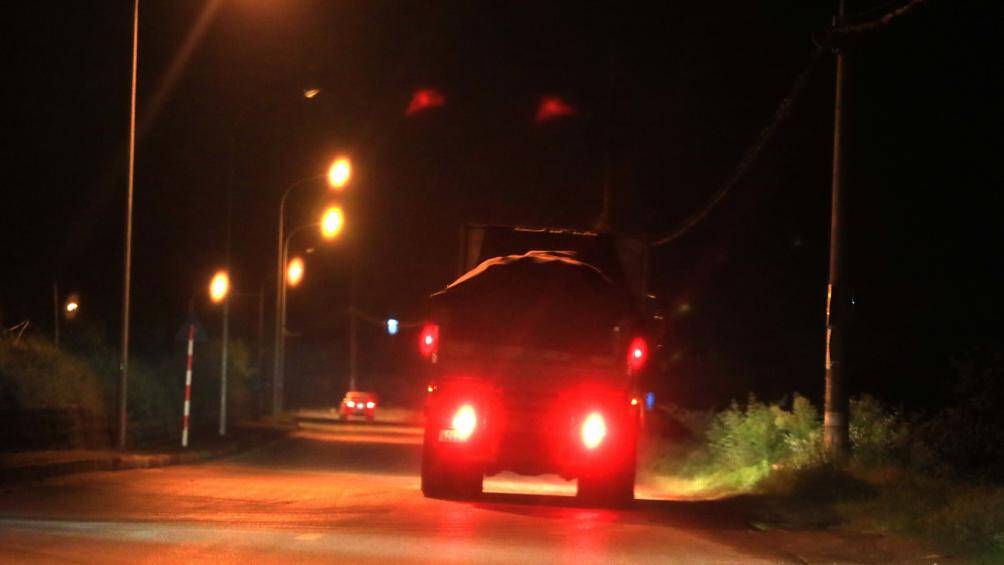 Tuy nhi&ecirc;n, khi thấy xe của lực lượng CSGT xuất hiện, đ&ecirc; Li&ecirc;n Mạc bỗng "vắng b&oacute;ng" những chiếc xe c&oacute; tải trọng lớn chở vật liệu x&acirc;y dựng.