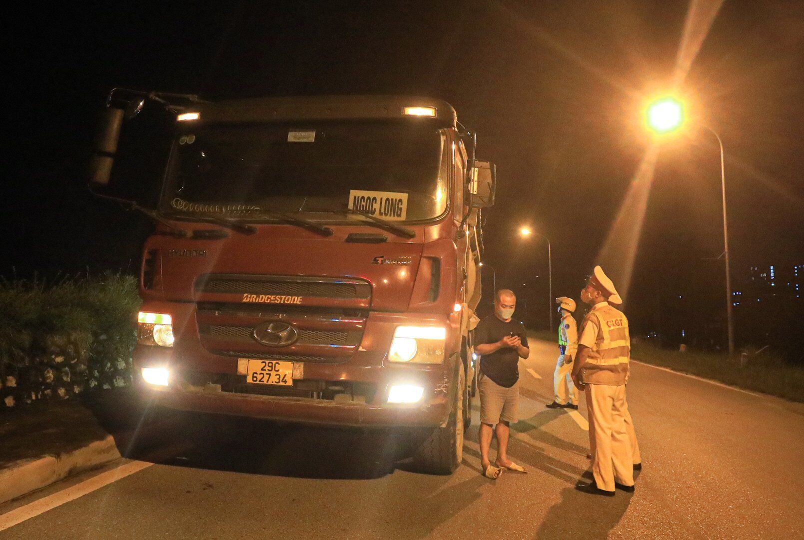 Phải mất rất nhiều thời gian, Đội CSGT số 6 mới t&igrave;m được chiếc xe c&oacute; biểu hiện qu&aacute; tải v&agrave; sau đ&oacute; xử l&yacute; lỗi &ldquo;chở h&agrave;ng dễ rơi v&atilde;i c&oacute; mui, bạt che đậy nhưng vẫn để rơi v&atilde;i".