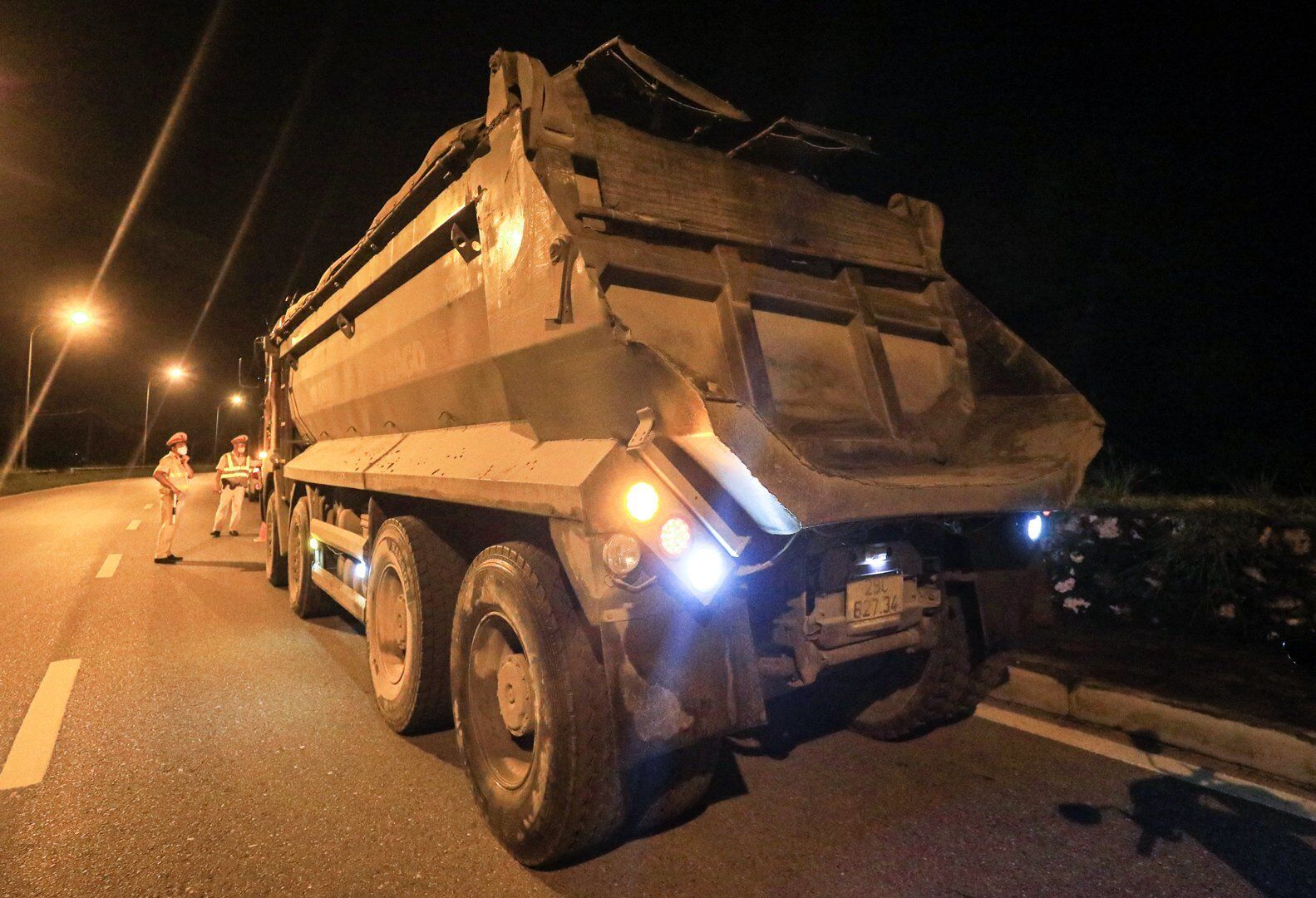 Đứng trước hiện tượng n&agrave;y, PV đ&atilde; th&ocirc;ng b&aacute;o đến Đội CSGT số 6 &ndash; C&ocirc;ng an TP H&agrave; Nội đến đ&ecirc; Li&ecirc;n Mạc xử l&yacute; những chiếc xe c&oacute; biểu hiện qu&aacute; khổ, qu&aacute; tải.