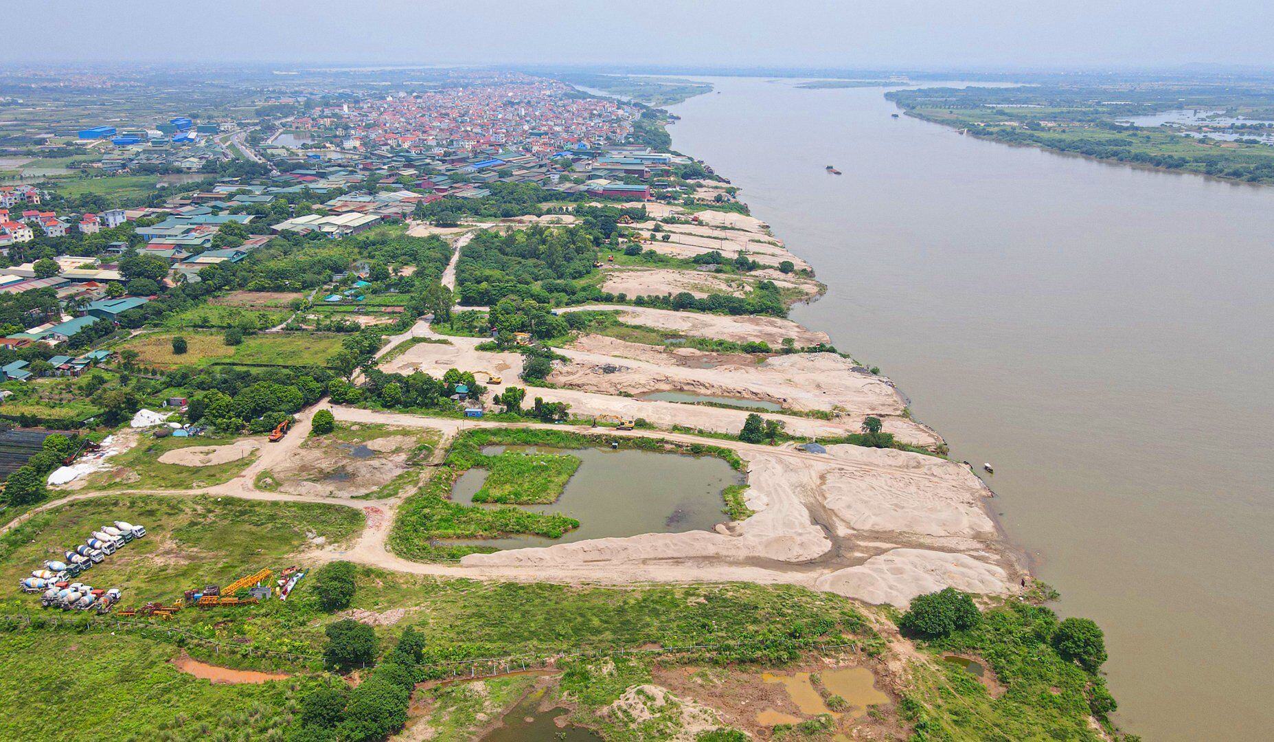 Hiện nay đang l&agrave; cao điểm của m&ugrave;a mưa b&atilde;o, theo quy định những bến b&atilde;i n&agrave;y phải dừng hoạt động để đảm bảo an to&agrave;n đ&ecirc; điều v&agrave; c&ocirc;ng t&aacute;c ph&ograve;ng chống lụt b&atilde;o.