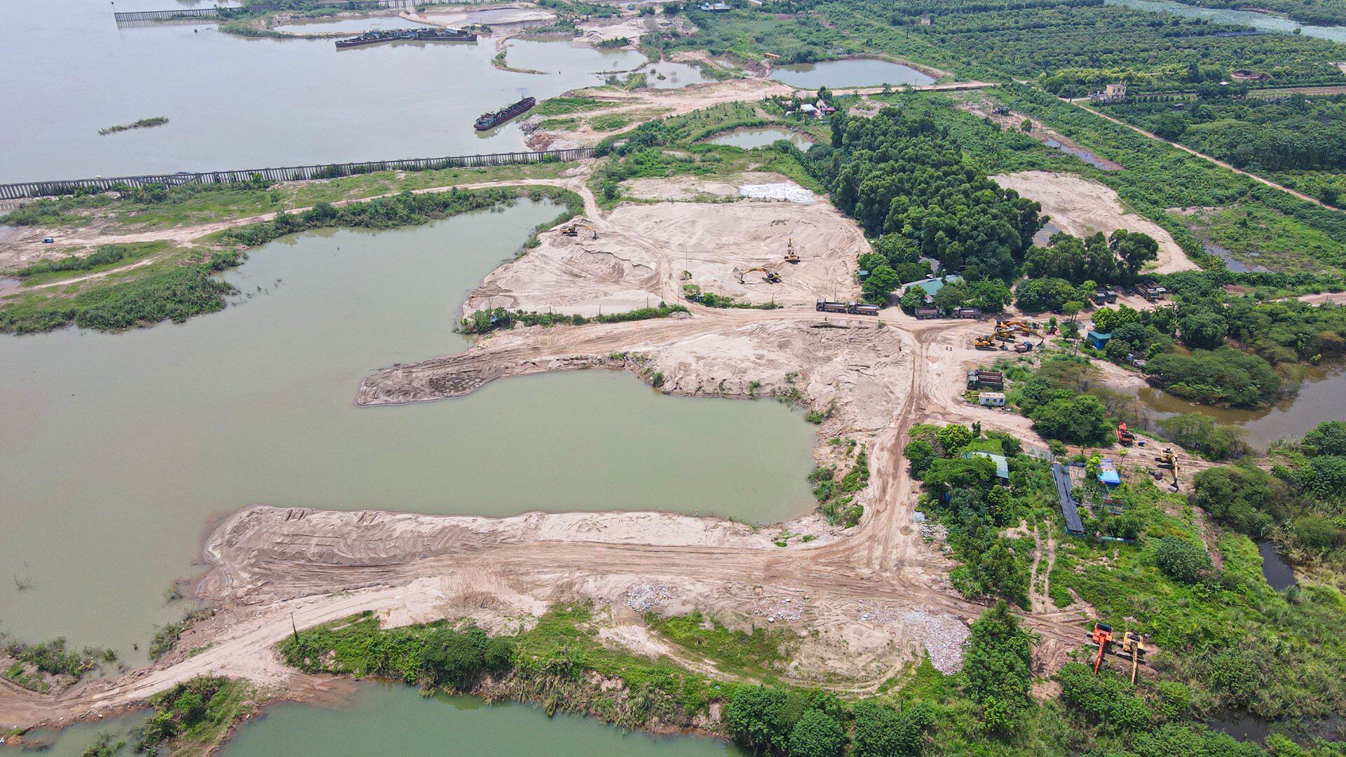 Chủ tịch UBND phường Li&ecirc;n Mạc cho biết, c&aacute;c đơn vị c&oacute; b&atilde;i tập kết vật liệu x&acirc;y dựng ở phường Li&ecirc;n Mạc l&agrave;: C&ocirc;ng ty H&agrave; Trang, C&ocirc;ng ty Khai th&aacute;c cảng, C&ocirc;ng  ty Thụy Sơn, C&ocirc;ng ty Thi&ecirc;n Lộc Ph&uacute;.