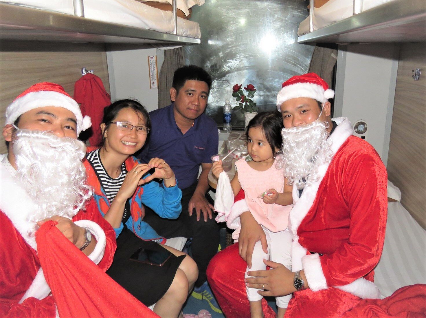 Cũng tr&ecirc;n t&agrave;u, h&agrave;nh kh&aacute;ch sẽ được đ&oacute;n Gi&aacute;ng sinh với những m&oacute;n qu&agrave; nho nhỏ do ch&iacute;nh nh&acirc;n vi&ecirc;n tr&ecirc;n t&agrave;u đ&oacute;ng vai &ocirc;ng gi&agrave; Noel trao tặng