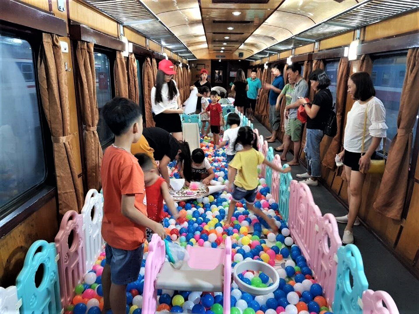 Dịch vụ toa xe cộng đồng được cung cấp cho c&aacute;c đo&agrave;n kh&aacute;ch c&oacute; nhu cầu. Tr&ecirc;n c&aacute;c toa xe đ&atilde; th&aacute;o hết ghế ngồi n&agrave;y, đường sắt sẽ trang tr&iacute;, sắp đặt theo y&ecirc;u cầu của kh&aacute;ch h&agrave;ng, từ tổ chức sinh nhật, khu vui chơi trẻ em đến h&aacute;t karaoke, khi&ecirc;u vũ... Ảnh: H&agrave;nh kh&aacute;ch nh&iacute; th&iacute;ch th&uacute; vui chơi tr&ecirc;n t&agrave;u