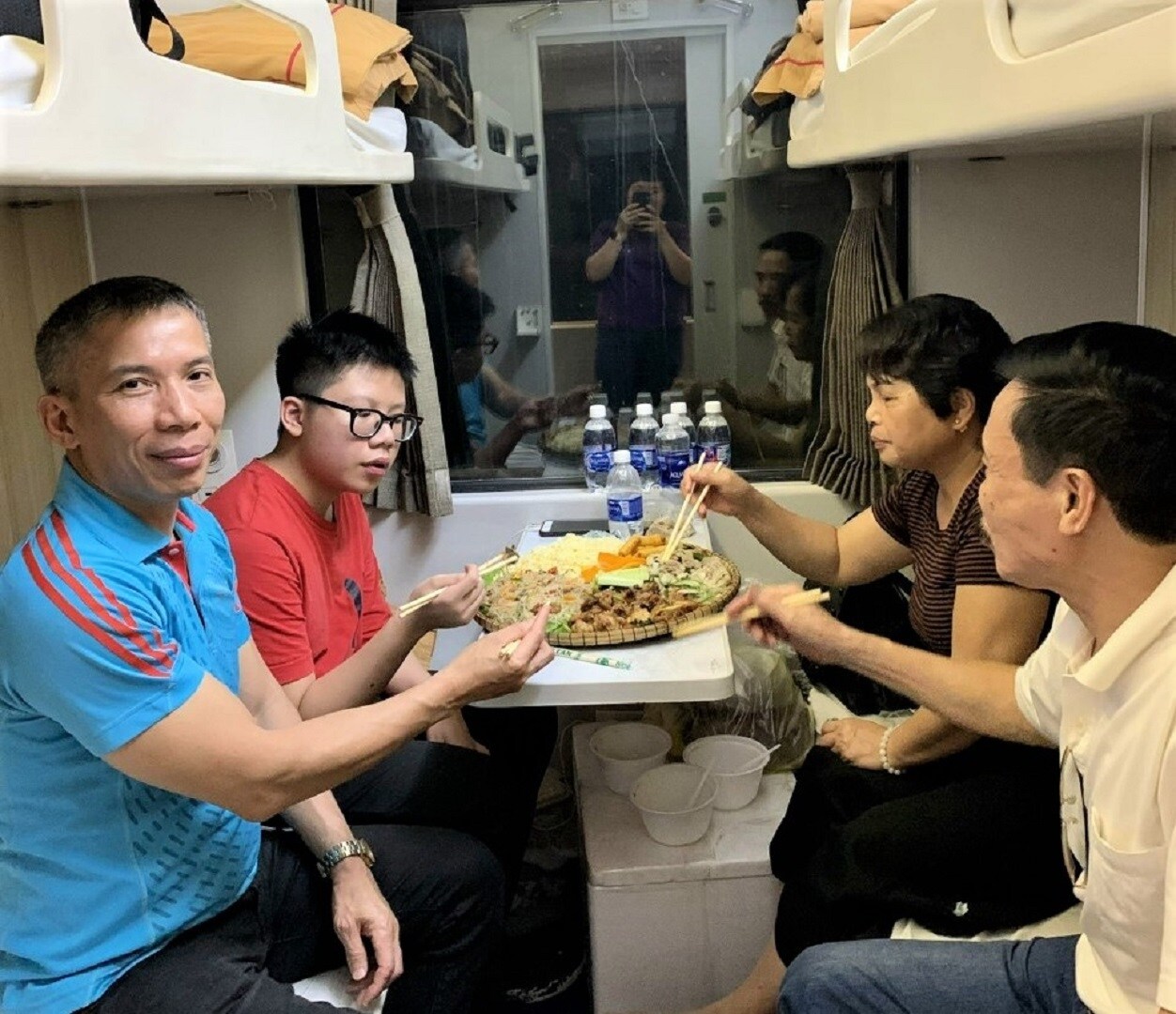 Nếu h&agrave;nh kh&aacute;ch ngại di chuyển tr&ecirc;n t&agrave;u c&oacute; thể đặt nh&agrave; t&agrave;u phục vụ đặc sản v&ugrave;ng miền ngay tại chỗ. Ảnh: H&agrave;nh kh&aacute;ch thưởng thức đặc sản tr&ecirc;n t&agrave;u