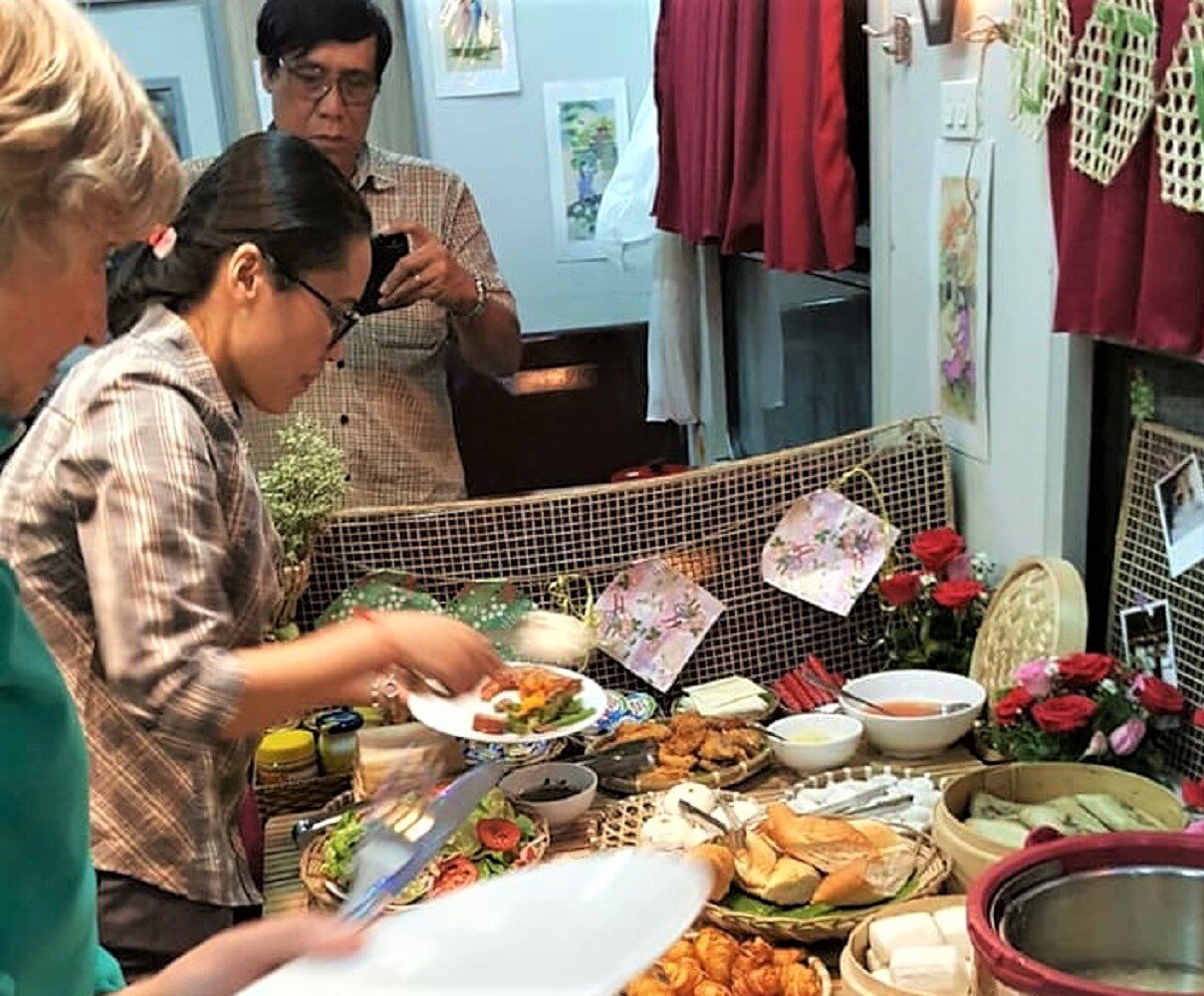 Đối với kh&aacute;ch tập thể số lượng &iacute;t, c&oacute; thể đặt đường sắt tổ chức tiệc buffet tr&ecirc;n toa xe h&agrave;ng ăn với đủ m&oacute;n &Acirc;u, &Aacute;. Ảnh: H&agrave;nh kh&aacute;ch thưởng thức tiệc buffet tr&ecirc;n t&agrave;u