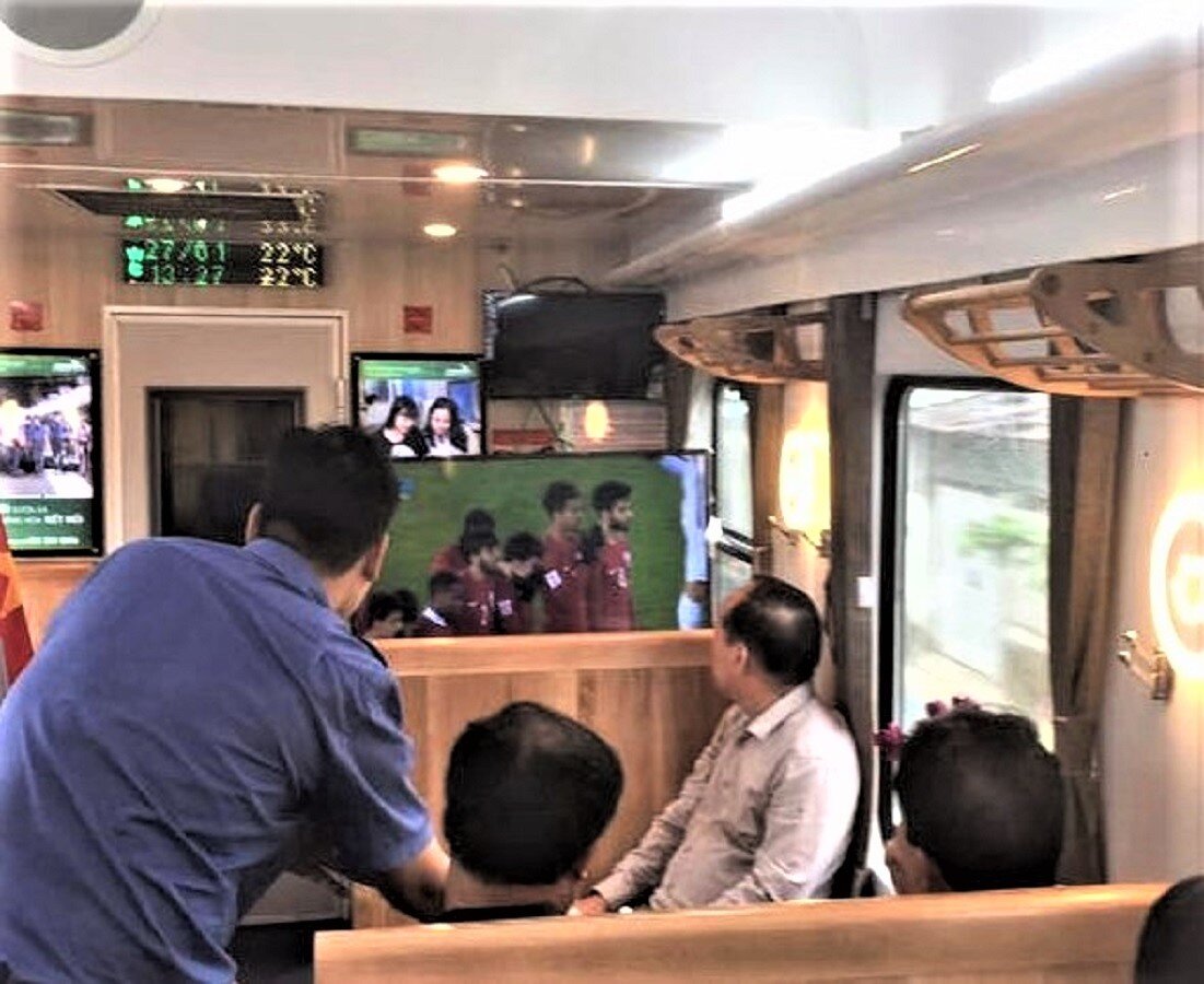 H&agrave;nh kh&aacute;ch m&ecirc; m&ocirc;n thể thao vua - b&oacute;ng đ&aacute; sẽ kh&ocirc;ng lo bỏ lỡ  những trận cầu gay cấn v&igrave; c&oacute; thể xem tại toa h&agrave;ng ăn tr&ecirc;n t&agrave;u hoặc sử dụng wifi miễn ph&iacute; tr&ecirc;n t&agrave;u xem trực tiếp bằng điện thoại smartphone. Ảnh: H&agrave;nh kh&aacute;ch xem b&oacute;ng đ&aacute; truyền h&igrave;nh trực tiếp tr&ecirc;n toa h&agrave;ng ăn