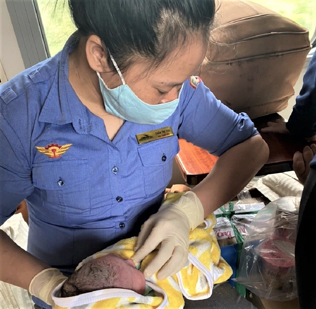 Kh&ocirc;ng phải h&agrave;nh kh&aacute;ch n&agrave;o cũng biết, tr&ecirc;n t&agrave;u đường sắt cung cấp dịch vụ đa dạng như vậy. Họ chọn đi t&agrave;u v&igrave; an to&agrave;n, nhất l&agrave; với c&aacute;c phụ nữ đang mai thai sắp đến ng&agrave;y sinh. Trường hợp đột xuất, t&agrave;u c&oacute; thể dừng ngay tại c&aacute;c ga, c&oacute; nh&acirc;n vi&ecirc;n đường sắt hỗ trợ đưa h&agrave;nh kh&aacute;ch đi cơ sở y tế. Nếu cấp b&aacute;ch, nh&acirc;n vi&ecirc;n tr&ecirc;n t&agrave;u cũng sẵn s&agrave;ng hỗ trợ h&agrave;nh kh&aacute;ch sinh con tr&ecirc;n t&agrave;u. Ảnh: Nh&acirc;n vi&ecirc;n trở th&agrave;nh b&agrave; đỡ hỗ trợ h&agrave;nh kh&aacute;ch sinh "mẹ tr&ograve;n con vu&ocirc;ng" tr&ecirc;n t&agrave;u