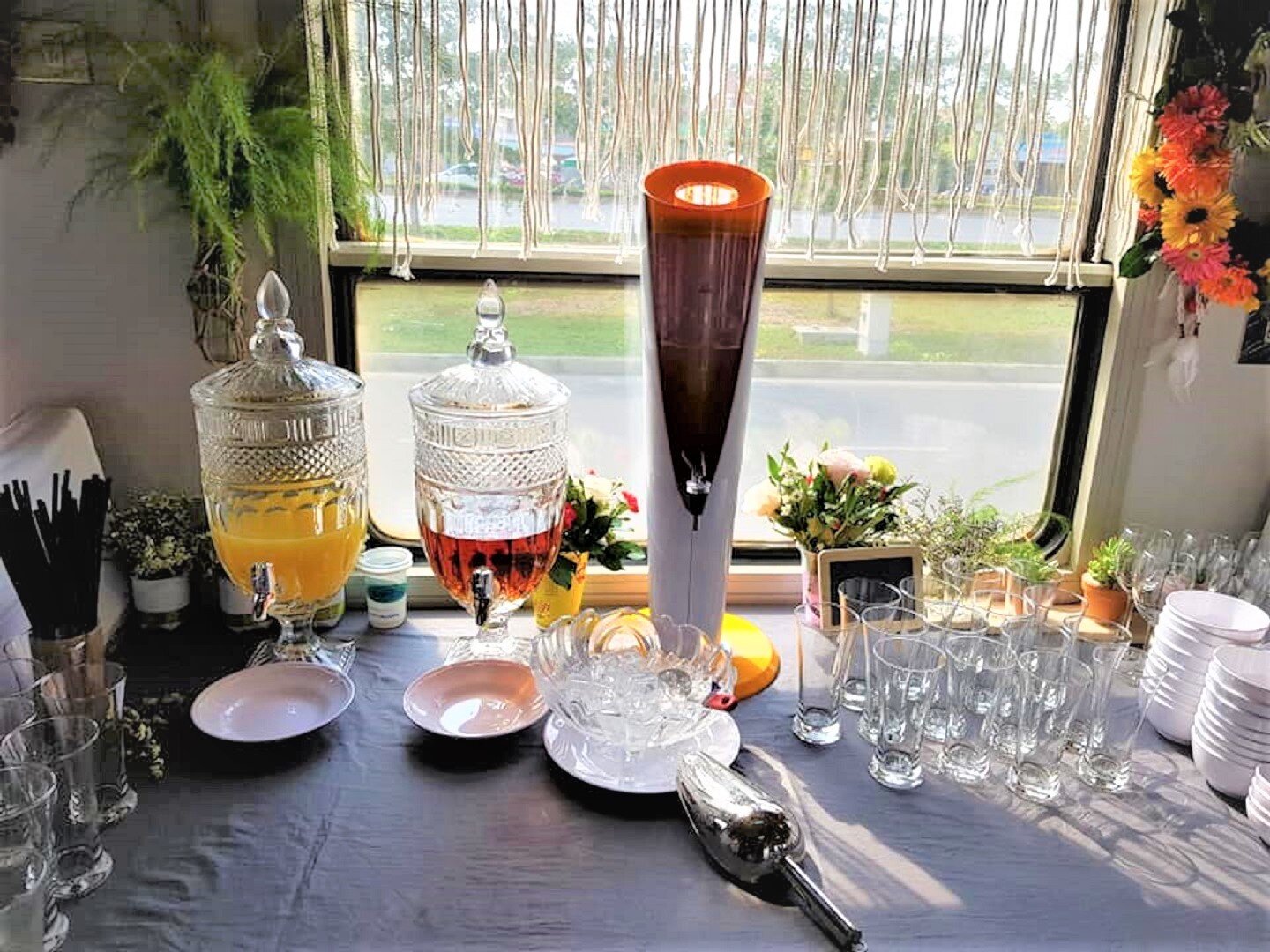 B&agrave;n tiệc buffet đồ uống được b&agrave;y biện đẹp mắt tr&ecirc;n toa h&agrave;ng ăn