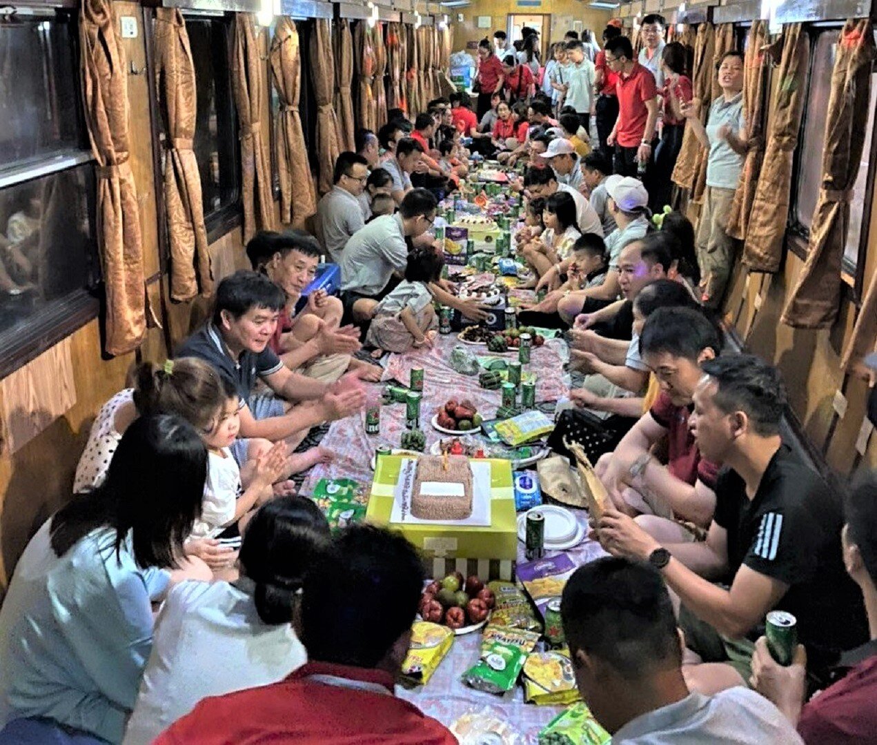H&egrave; năm nay, du lịch bằng t&agrave;u hỏa đang l&agrave; "trend". Sau thời gian d&agrave;i im ắng v&igrave; ảnh hưởng dịch Covid-19, khi du lịch mở cửa trở lại, nhiều người d&acirc;n chọn lựa t&agrave;u hỏa v&igrave; thoải m&aacute;i, an to&agrave;n. Đặc biệt l&agrave; với kh&aacute;ch đo&agrave;n, kh&aacute;ch tập thể v&igrave; c&oacute; thể tổ chức nhiều hoạt động tập thể tr&ecirc;n t&agrave;u trong suốt h&agrave;nh tr&igrave;nh m&agrave; kh&ocirc;ng lo "thời gian chết". Ảnh: Đường sắt cung cấp dịch vụ tổ chức tiệc, hoạt động "team building" theo y&ecirc;u cầu của kh&aacute;ch h&agrave;ng