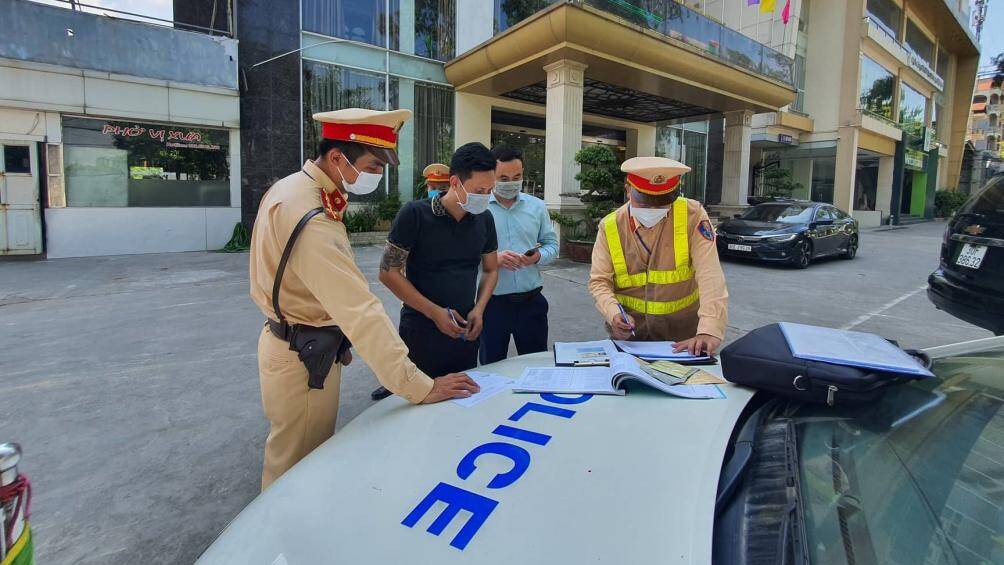 S&aacute;ng nay (25/7), PV B&aacute;o Giao th&ocirc;ng theo ch&acirc;n tổ c&ocirc;ng t&aacute;c của Đội CSGT đường bộ số 15 (Ph&ograve;ng CSGT C&ocirc;ng an TP H&agrave; Nội) tiến h&agrave;nh tuần tra lưu động tr&ecirc;n tuyến QL3.