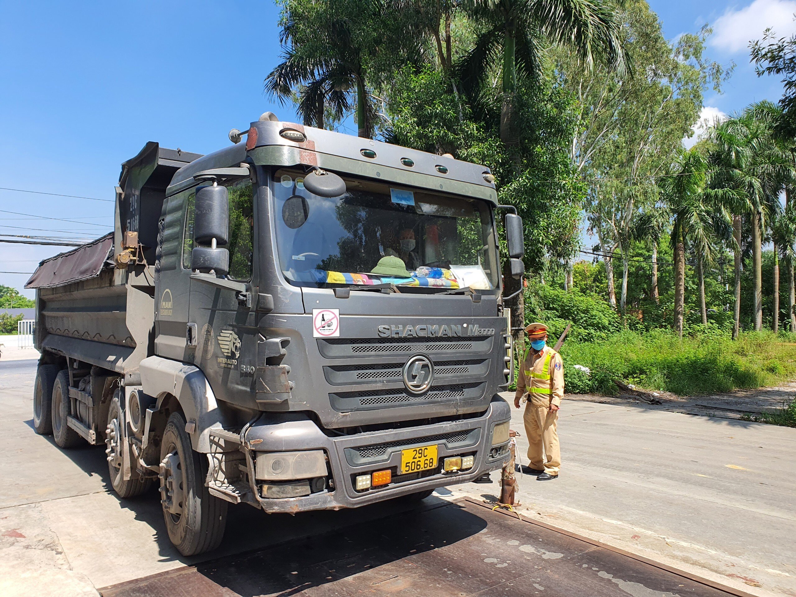 Để n&acirc;ng cao hiệu quả trong việc xử l&yacute; xe qu&aacute; tải, Ph&oacute; Đội trưởng Đội CSGT đường bộ số 15 (Ph&ograve;ng CSGT C&ocirc;ng an TP H&agrave; Nội) kiến nghị trong thời gian tới. lực lượng CSGT được cấp bổ sung hệ thống c&acirc;n trọng tải mới, hiện đại, cơ động, c&oacute; thể c&acirc;n được xe c&oacute; trọng tải lớn, xe cẩu k&eacute;o phương tiện tr&ecirc;n 10 tấn để phục vụ c&ocirc;ng t&aacute;c kiểm tra, xử l&yacute; xe tải.