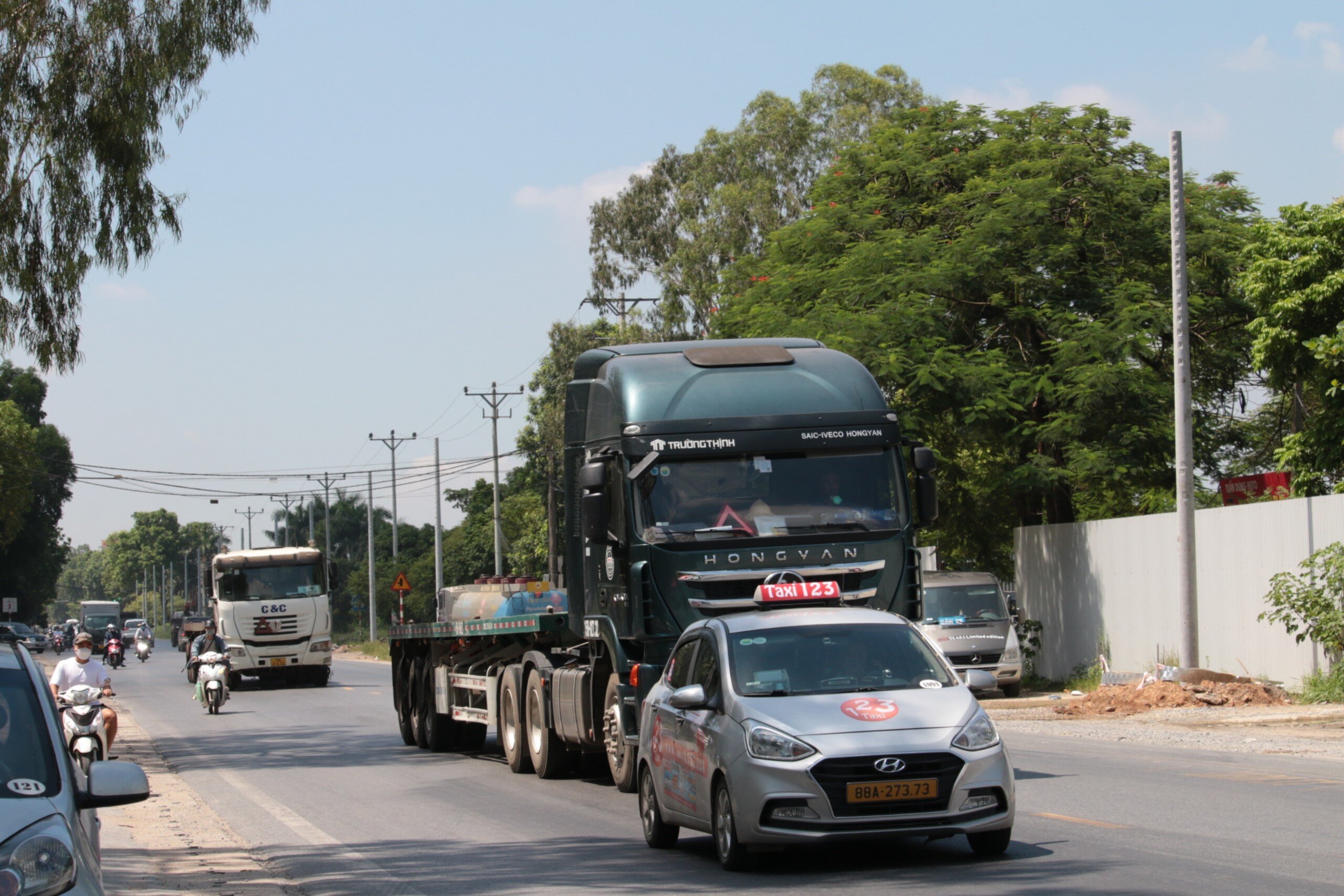 Ghi nhận thực tế cho thấy, Quốc lộ 3 đoạn qua địa phận huyện Đ&ocirc;ng Anh "vắng b&oacute;ng" những chiếc xe c&oacute; biểu hiện qu&aacute; khổ. Những chiếc xe tải trọng lớn chở vật liệu x&acirc;y dựng đ&atilde; chủ động hạ th&agrave;nh th&ugrave;ng theo đ&uacute;ng quy định.