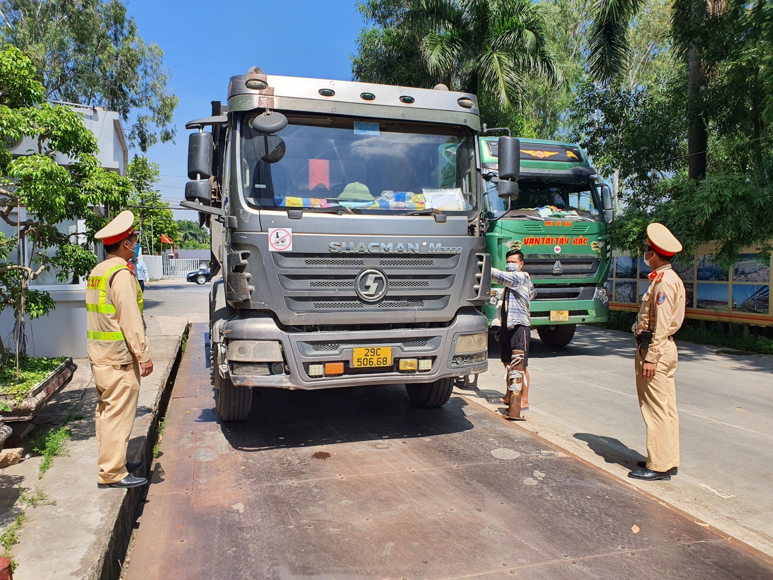 Theo ghi nhận, xe tải Howo c&oacute; th&agrave;nh th&ugrave;ng theo đ&uacute;ng k&iacute;ch cỡ quy định của nh&agrave; sản xuất. Sau khi l&aacute;i xe xuất tr&igrave;nh giấy tờ li&ecirc;n quan đến người v&agrave; phương tiện, tổ c&ocirc;ng t&aacute;c đ&atilde; y&ecirc;u cầu l&aacute;i xe đ&aacute;nh v&agrave;o trạm c&acirc;n kiểm tra tải trọng.