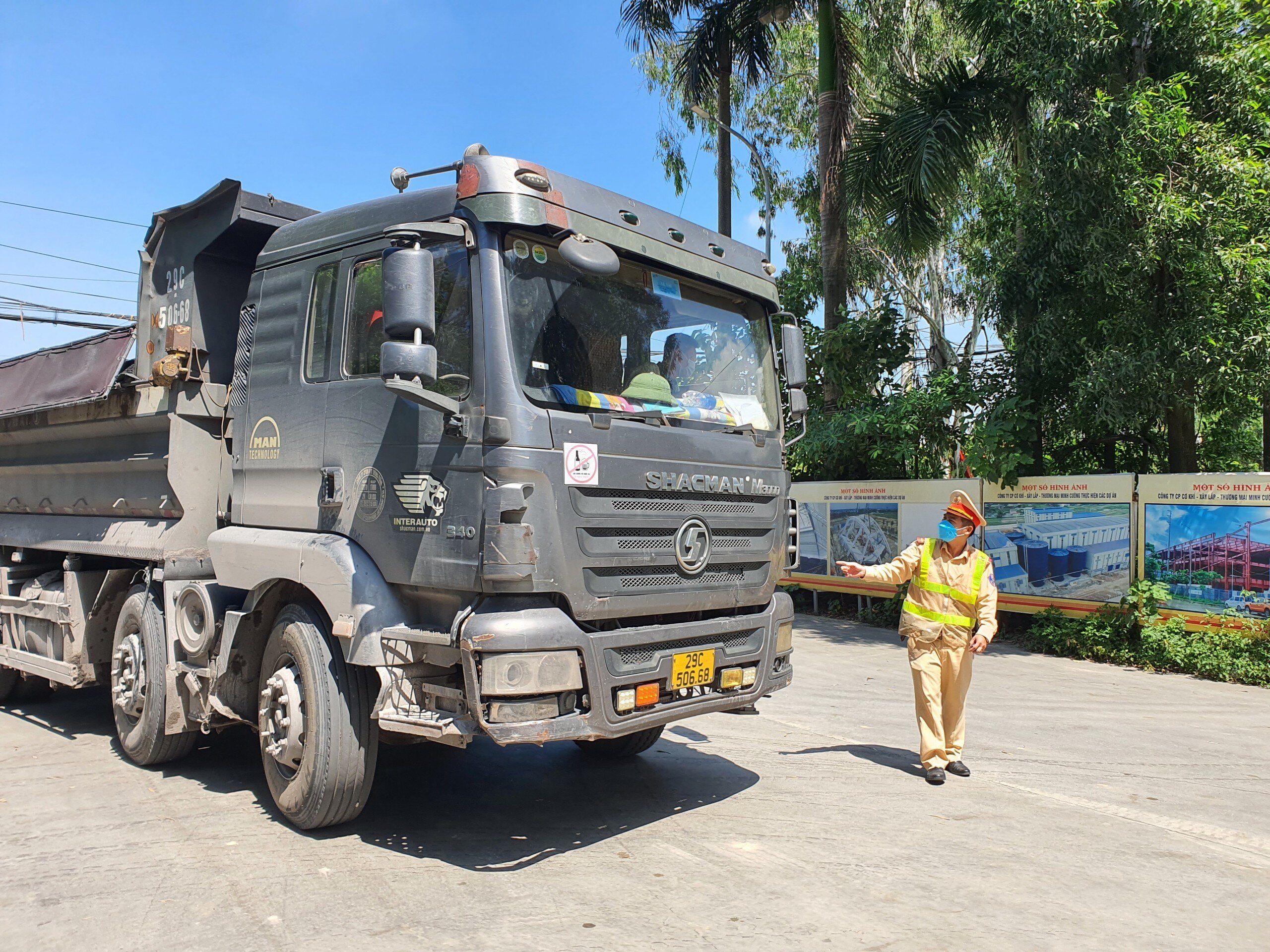 Đại u&yacute; Nguyễn Quang Khải, Tổ trưởng Tổ c&ocirc;ng t&aacute;c Đội CSGT đường bộ số 15 cho biết, qua c&ocirc;ng t&aacute;c tuần tra kiểm so&aacute;t xử l&yacute; vi phạm tr&ecirc;n tuyến QL3 hiện nay kh&ocirc;ng c&ograve;n t&igrave;nh trạng xe tải cơi nới th&agrave;nh th&ugrave;ng như trước kia.