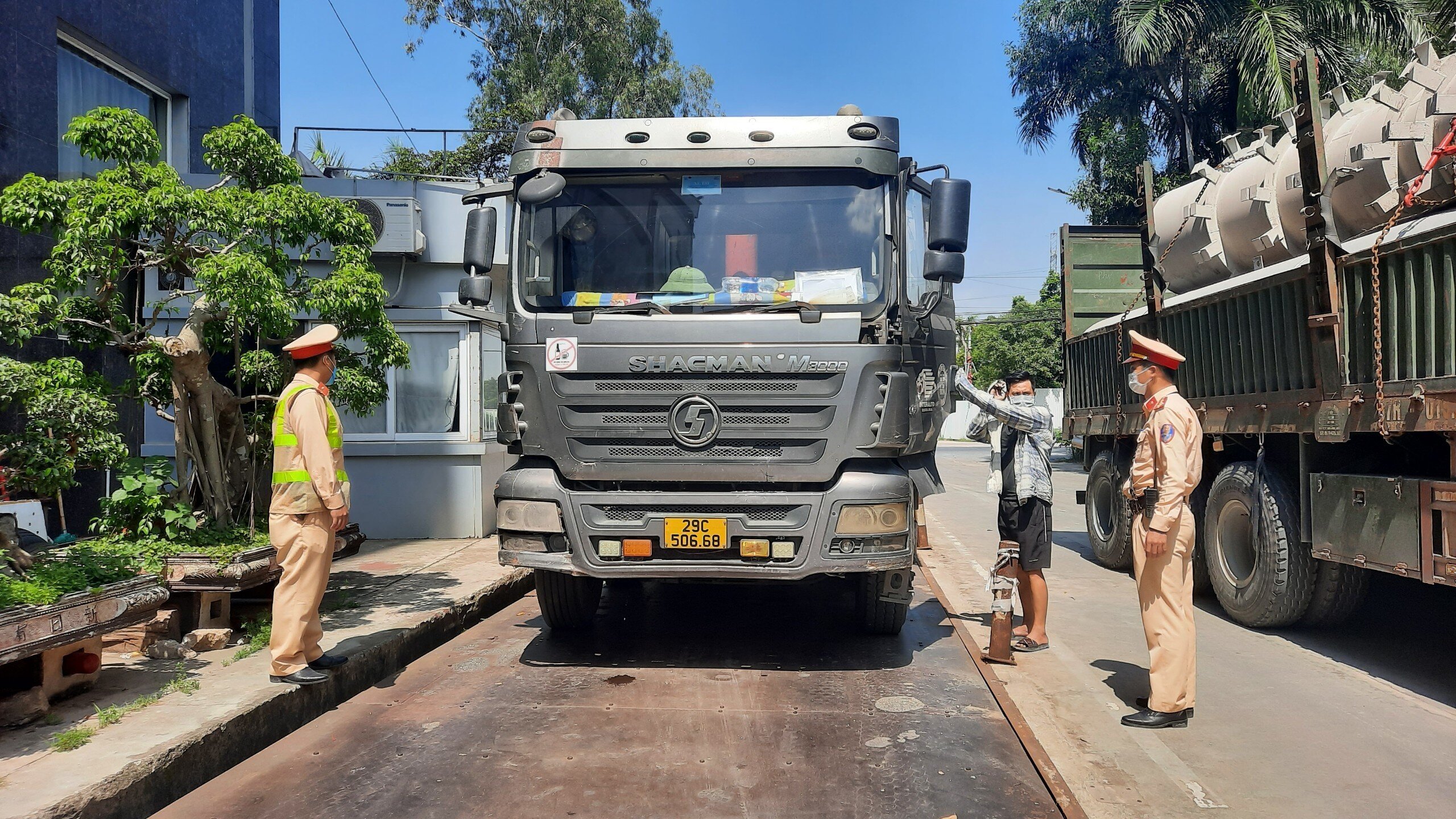 "Tổ c&ocirc;ng t&aacute;c tiến h&agrave;nh tuần tra lưu động, kiểm so&aacute;t tr&ecirc;n tuyến đường, khi ph&aacute;t hiện trường hợp xe tải lưu th&ocirc;ng tr&ecirc;n đường c&oacute; dấu hiệu chở qu&aacute; tải, che phủ bạt nhưng vẫn để rơi v&atilde;i vật liệu xuống đường, tổ c&ocirc;ng t&aacute;c sẽ tiến h&agrave;nh dừng xe c&acirc;n trọng tải v&agrave; lập bi&ecirc;n bản xử l&yacute; theo qui định&rdquo;, Đại u&yacute; Nguyễn Quang Khải n&oacute;i.