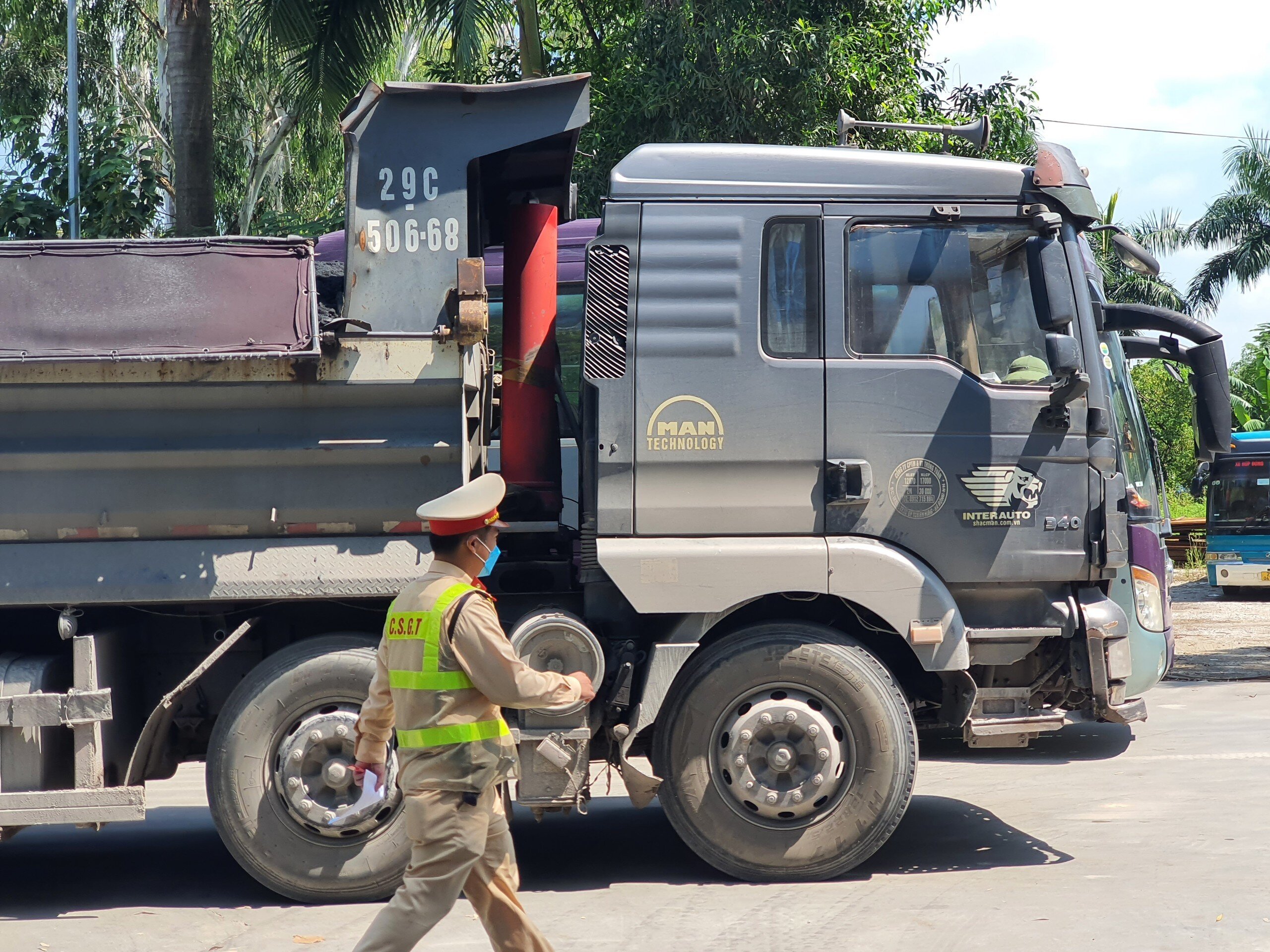 "Nhờ l&agrave;m tốt c&ocirc;ng t&aacute;c tuy&ecirc;n truyền, phổ biến, gi&aacute;o dục ph&aacute;p luật về trật tự ATGT đối với c&aacute;c doanh nghiệp vận tải, l&aacute;i xe; đồng thời tăng cường TTKS, xử l&yacute; nghi&ecirc;m vi phạm, đến nay tr&ecirc;n địa b&agrave;n quản l&yacute; cơ bản kh&ocirc;ng c&ograve;n t&igrave;nh trạng xe cơi nới th&agrave;nh th&ugrave;ng, chở qu&aacute; tải lưu th&ocirc;ng", Thiếu t&aacute; Ho&agrave;ng Văn B&igrave;nh chia sẻ.