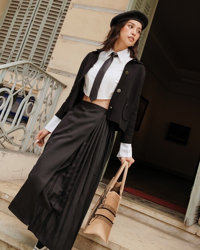 Sau khi hết nhiệm kỳ hoa hậu, Tiểu Vy dần hướng tới những h&igrave;nh ảnh theo phong c&aacute;ch sang chảnh, gợi cảm hơn. Người đẹp vừa "biến h&igrave;nh" trong những h&igrave;nh ảnh mới,