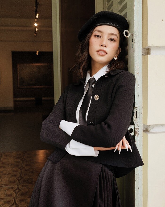 N&agrave;ng hậu sinh năm 2000 lựa chọn phối c&ugrave;ng mũ nồi cổ điển, để tăng th&ecirc;m vẻ qu&yacute; tộc