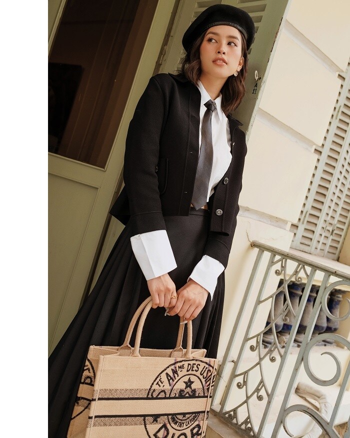 Trong đ&oacute;, c&ocirc; h&oacute;a th&acirc;n th&agrave;nh &ldquo;c&ocirc; chi&ecirc;u&rdquo; xứ trong bộ trang phục mang phong c&aacute;ch preppy cổ điển