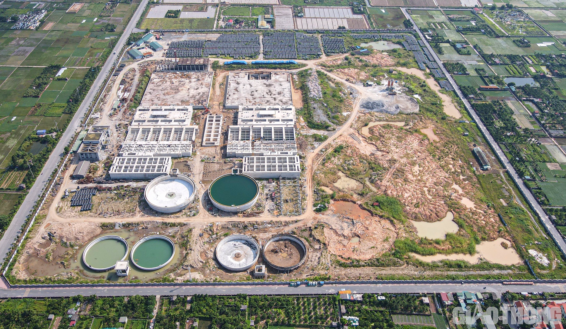 Nhà đầu tư dự án là Công ty CP nước mặt sông Hồng được thành lập bởi ba pháp nhân gồm: Công ty nước sạch Hà Nội, Công ty Cổ phần Thành Long, Công ty Cổ phần đầu tư xây dựng và hạ tầng nước sạch Hà Nội.