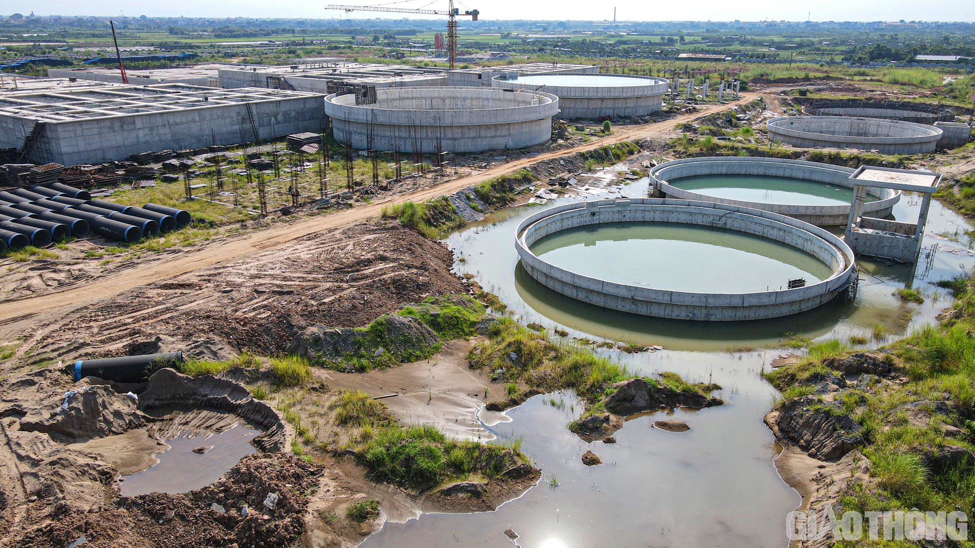 Trong giai đoạn II, nhà máy có thể hoạt động với công suất 450.000m3/ngày đêm, đảm bảo cung cấp nước cho khu vực phía Nam sông Hồng bao gồm: Đô thị trung tâm Hà Nội (các quận nội thành) và các khu vực chưa có hệ thống cấp nước thuộc phía Tây đường Vành đai 3, phía Bắc đường QL 32 (thuộc quận Bắc Từ Liêm, huyện Đan Phượng).