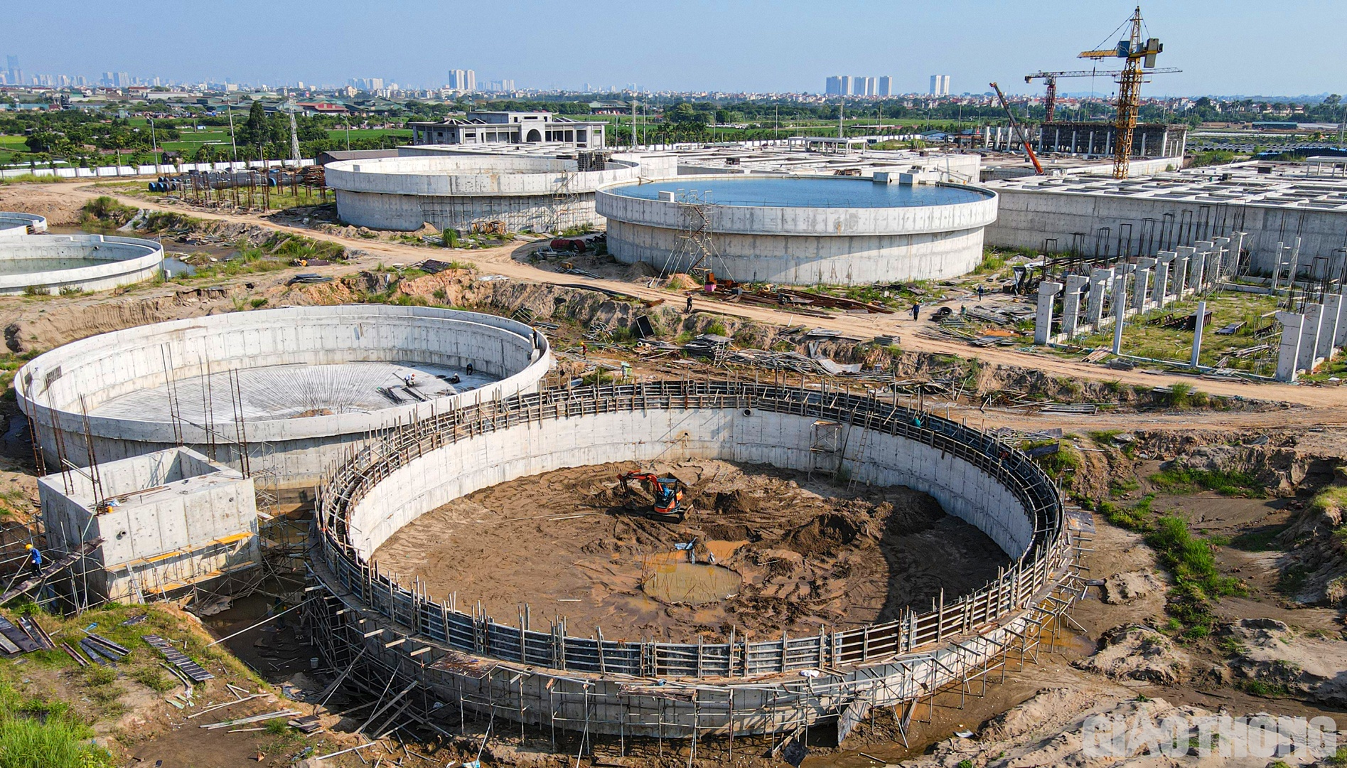 Mặc dù dự kiến sẽ đưa vào vận hành, cung cấp nước từ năm 2018 nhưng đến nay công trình vẫn ngổn ngang vật liệu xây dựng.