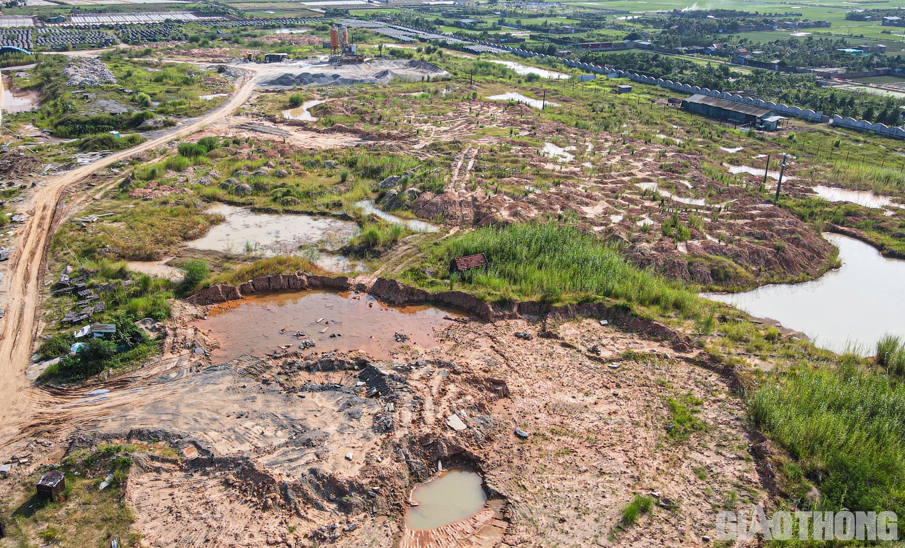 Trong khi đó, nhiều diện tích đất của dự án còn nham nhở, chưa được thi công.