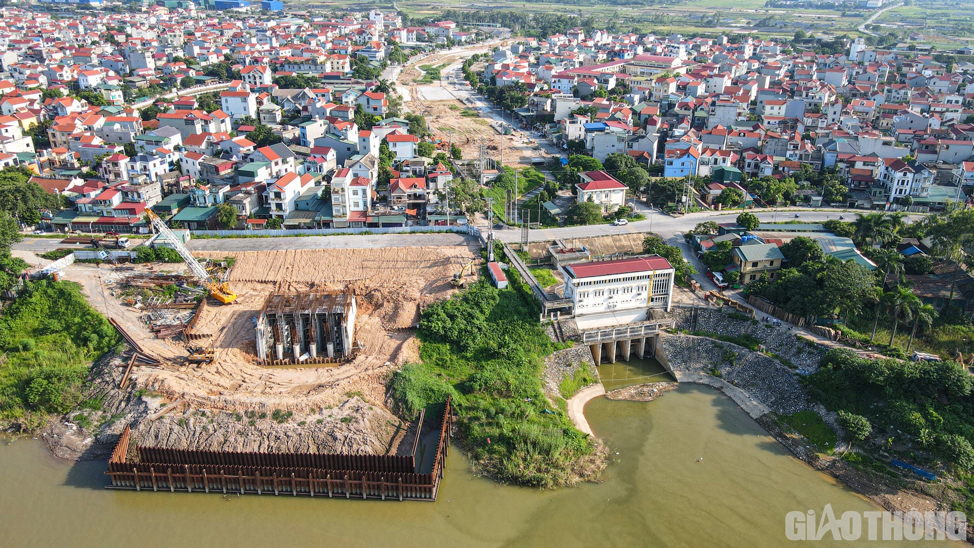 Cũng thuộc dự án xây dựng nhà máy nước mặt sông Hồng, tại khu vực trạm bơm Đan Hoài đang tiến hành thi công các hạng mục công trình thu, trạm bơm nước thô.