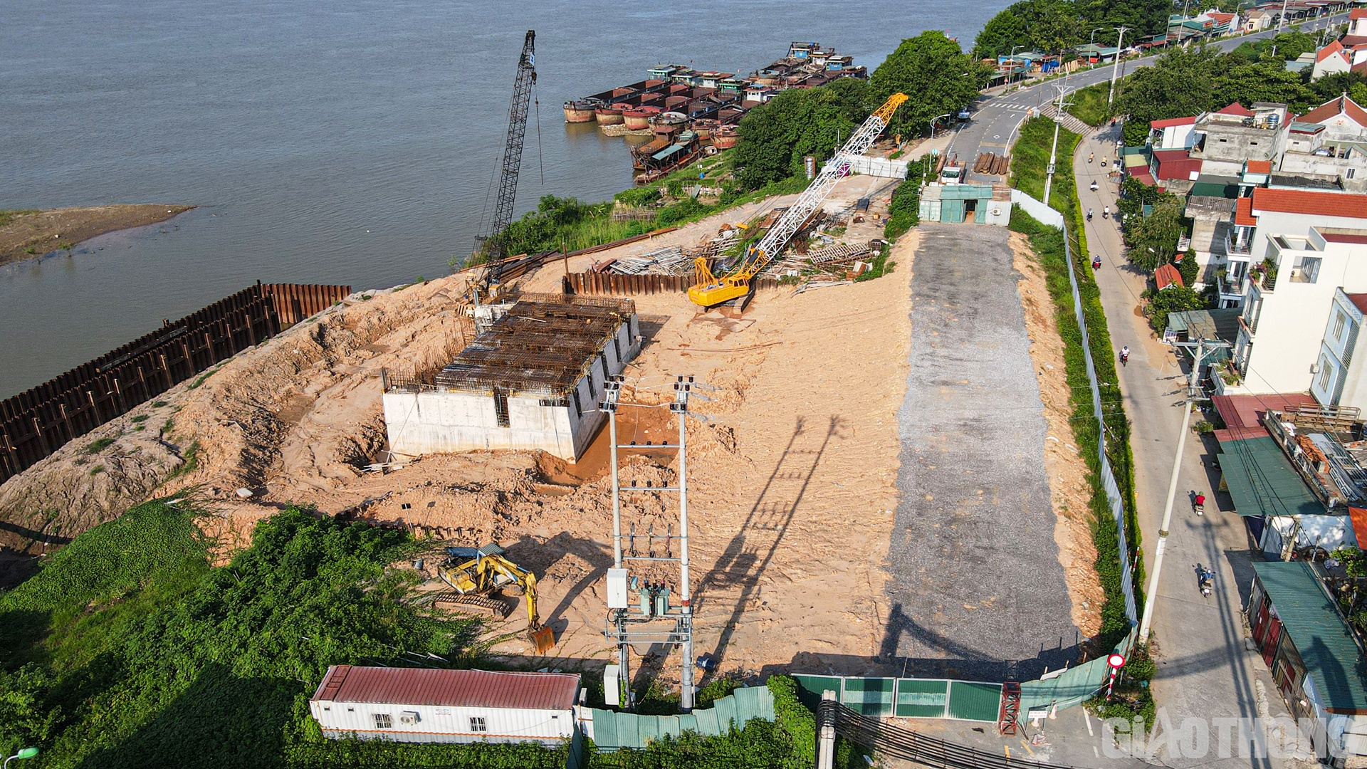 Trước đó, vào năm 2021 đoạn đê hữu Hồng (K46+160) từng bị nứt, gãy do ảnh hưởng từ việc thi công hạng mục trên.