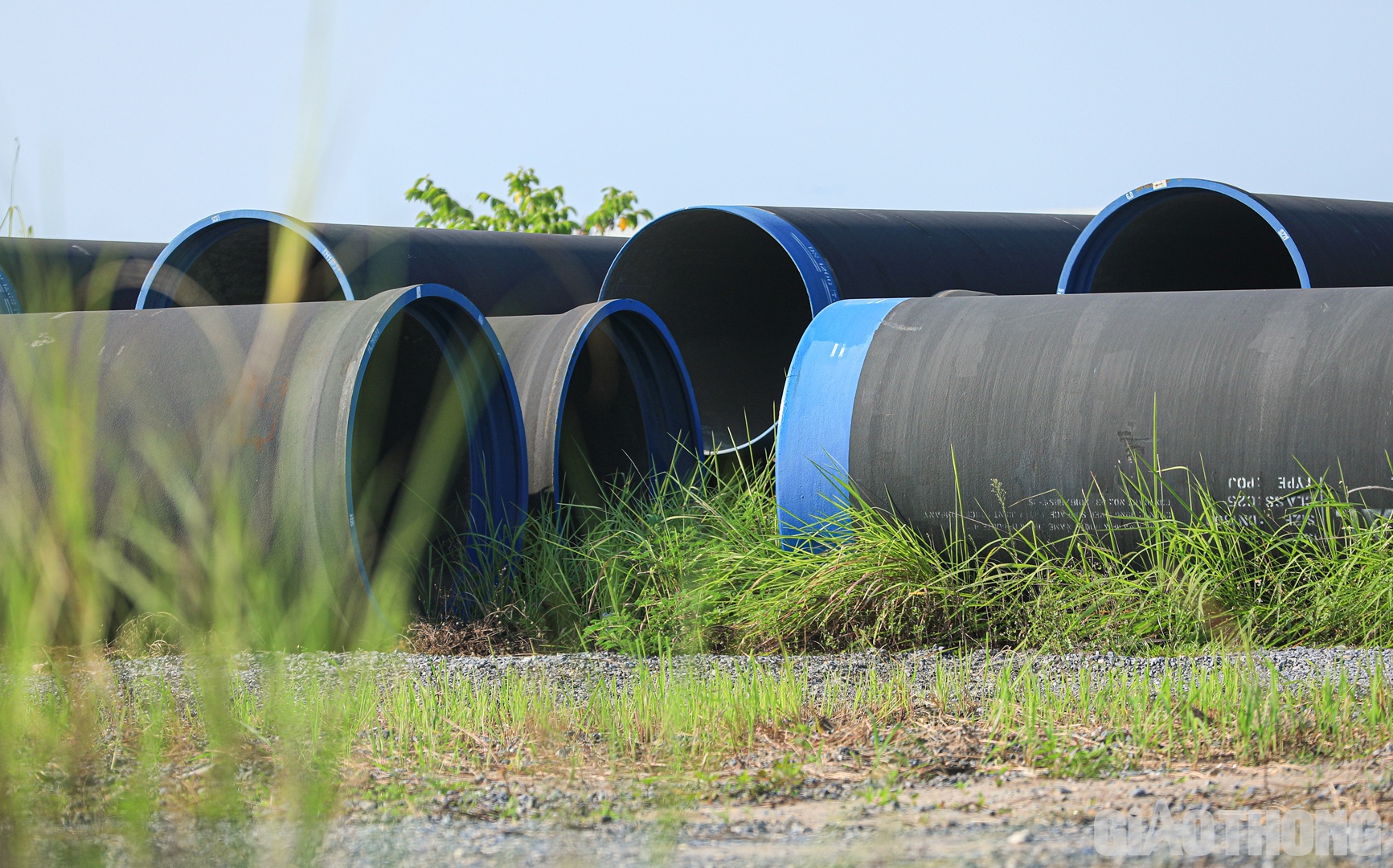 Tuy nhiên, hàng nghìn ống nối cỡ lớn lại đang nằm "phơi sương" chờ lắp đặt.