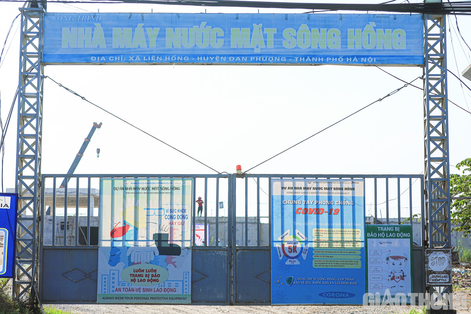 Chia sẻ với PV, một người dân xã Liên Hồng cho biết đang rất trông chờ nhà máy đi vào hoạt động để có nước sạch dùng. Thế nhưng, càng đợi, tiến độ dự án càng chậm. Người dân địa phương vẫn phải dùng nước giếng khoan trong sinh hoạt hàng ngày.