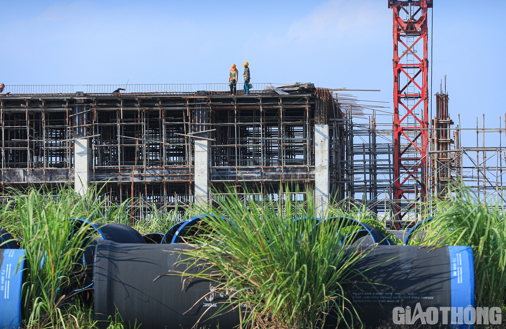 Bên trong công trường chỉ có một vài nhóm công nhân làm việc.