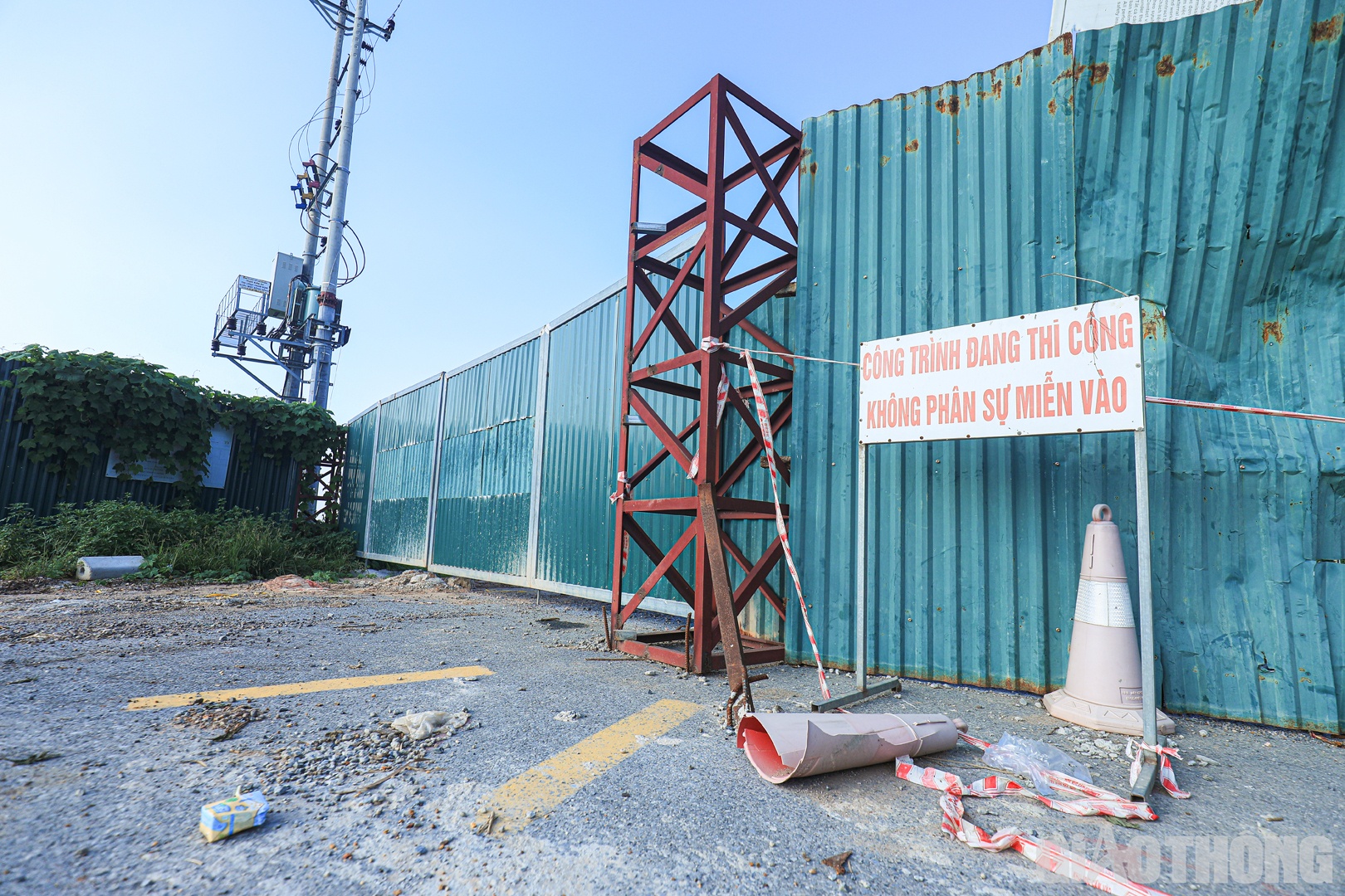 Hiện đoạn đê này vẫn còn quây tôn và biển báo công trình đang thi công. Để có thêm thông tin, PV Báo Giao thông đã liên hệ với lãnh đạo Công ty CP nước mặt sông Hồng nhưng không ai nghe điện thoại.