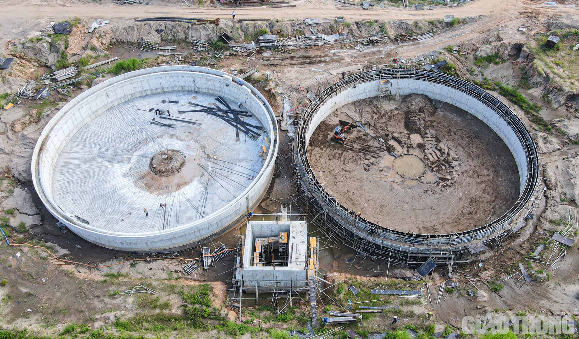 Theo ghi nhận của PV Báo Giao thông trong chiều 26/7, dự án vẫn còn nhiều hạng mục chưa được hoàn thiện.