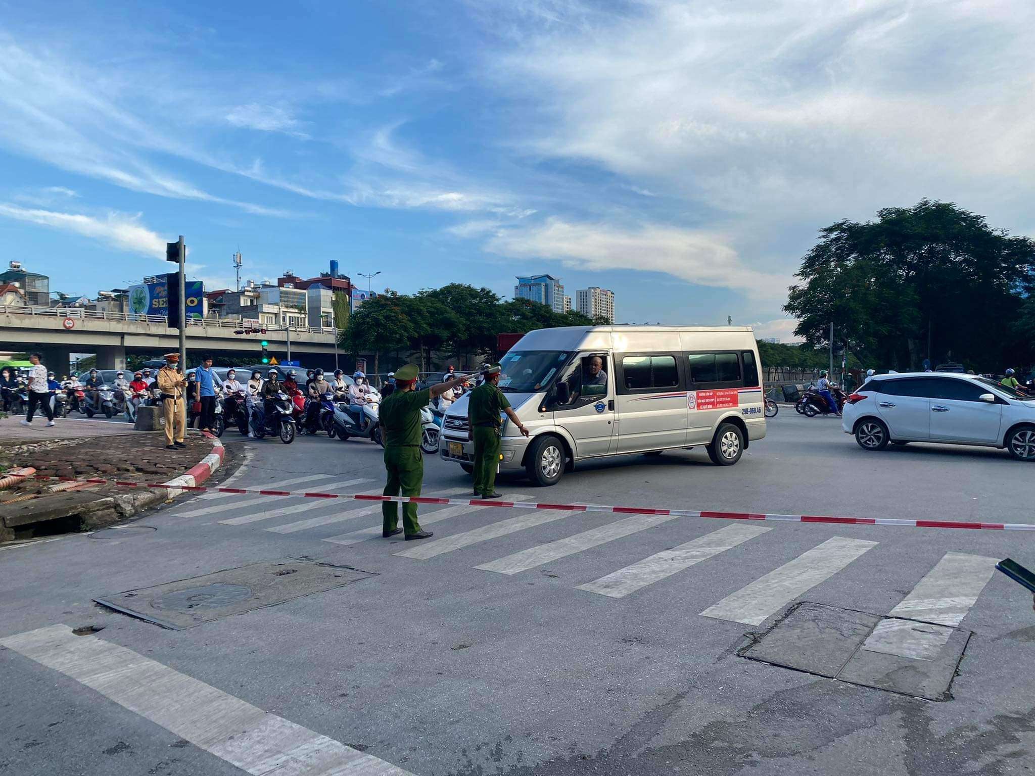 Nút giao đường Cầu Giấy giao với đường Quan Hoa được lực lượng chức năng căng dây cấm người và phương tiện đi vào đường Quan Hoa.