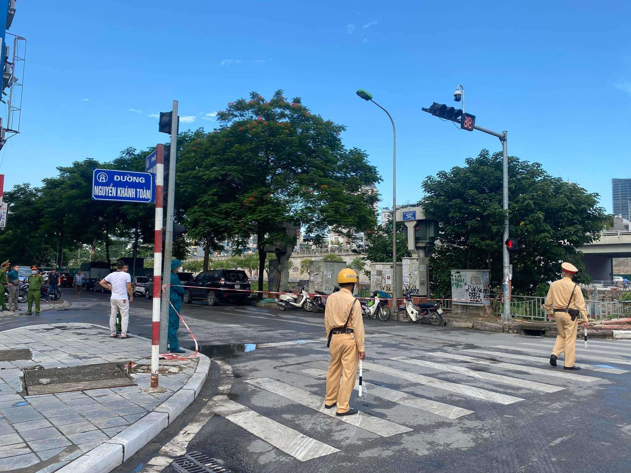 Để đảm báo công tác chữa cháy được an toàn và có hiệu quả, lực lượng chức năng cấm các phương tiện giao thông đi qua phố Quan Hoa.