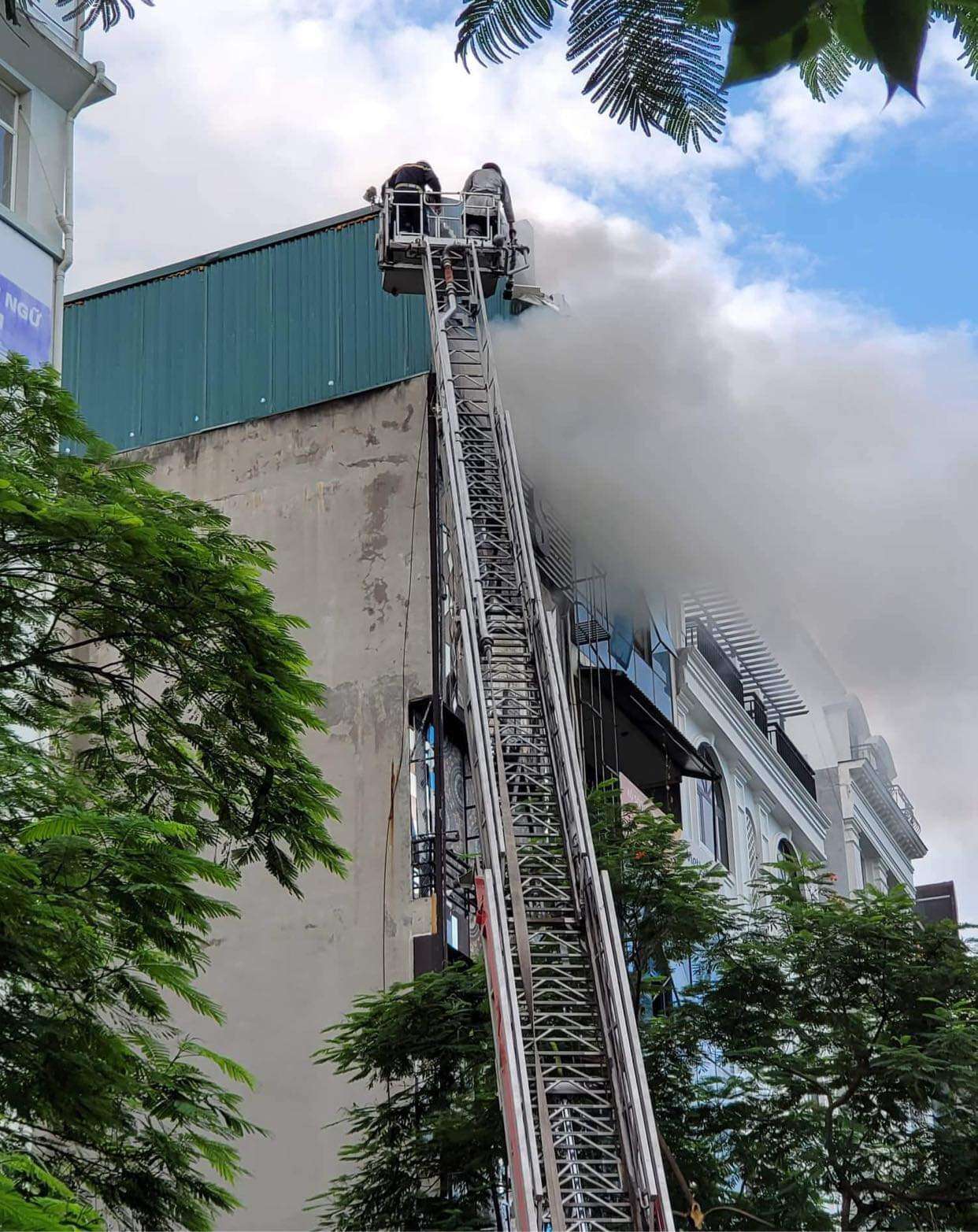 Lực lượng PCCC đã sử dụng thang nâng để tiến hành cứu hộ, cứu nạn và dập tắt đám cháy.