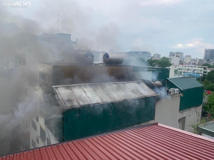 Khoảng 13h ngày 1/8, tại quán karaoke ở địa chỉ số 231 Quan Hoa, phường Quan Hoa, quận Cầu Giấy, Hà Nội xuất hiện đám cháy lớn.