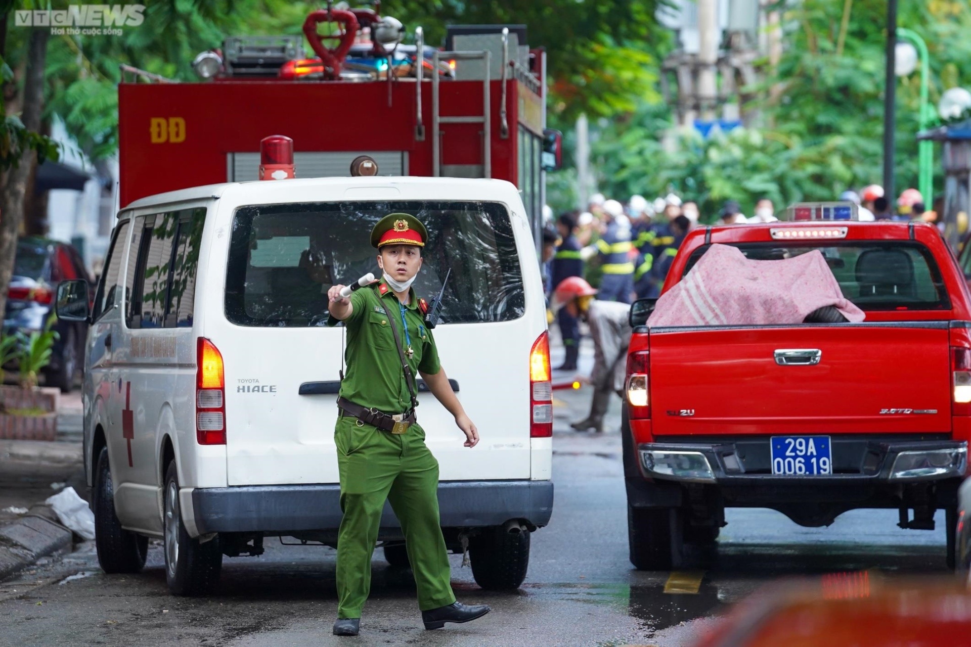 Chiến sỹ công an đang làm nhiệm vụ đảm bảo an ninh tại khu vực đám cháy của quán karaoke ở địa chỉ số 231 Quan Hoa.