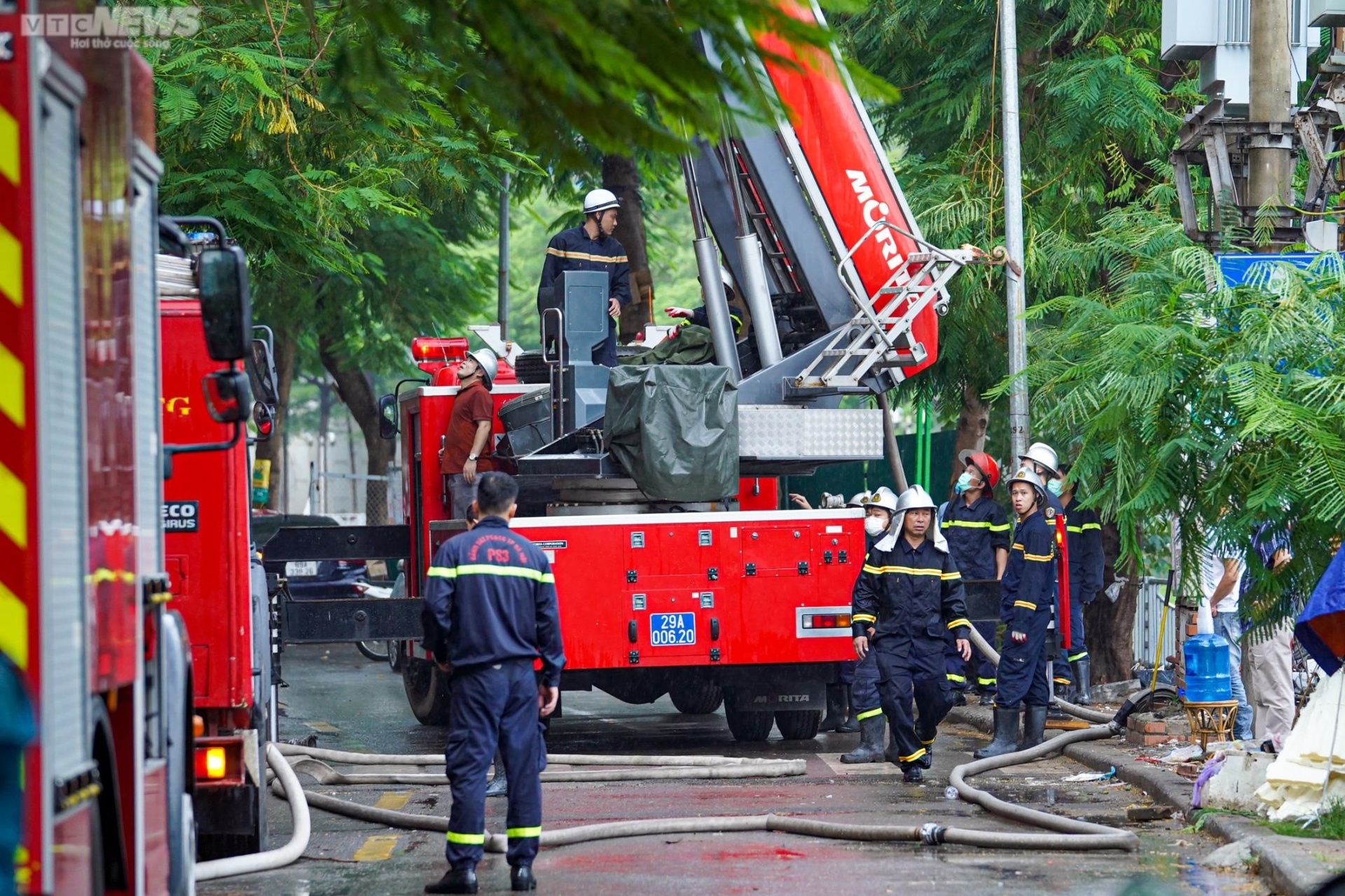 Nhận được tin báo cháy, Trung tâm chỉ huy Công an Thành phố đã điều động Đội cảnh sát PCCC&CNCH Công an quận Cầu Giấy, Đội cảnh sát PCCC&CNCH Công an quận Đống Đa ngay lập tức đến hiện trường tổ chức tìm kiếm cứu nạn và chữa cháy.