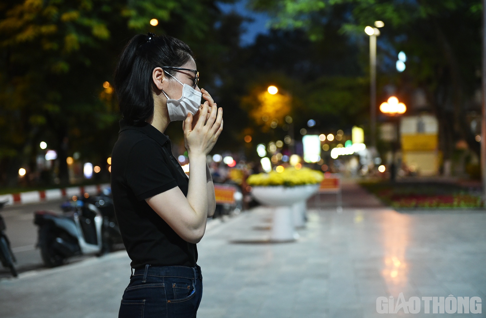 Đứng trước tượng đ&agrave;i, chị H&agrave; (quận Đống Đa) kh&ocirc;ng giấu nổi x&uacute;c động. "Khi nghe tin 3 chiến sĩ hy sinh trong vụ ch&aacute;y, ai cũng x&oacute;t xa. T&ocirc;i chỉ biết cầu nguyện cho c&aacute;c anh được y&ecirc;n nghỉ v&agrave; mong những điều tốt đẹp nhất sẽ đến với những người l&iacute;nh cứu hỏa vẫn đang qu&ecirc;n m&igrave;nh v&igrave; nh&acirc;n d&acirc;n".