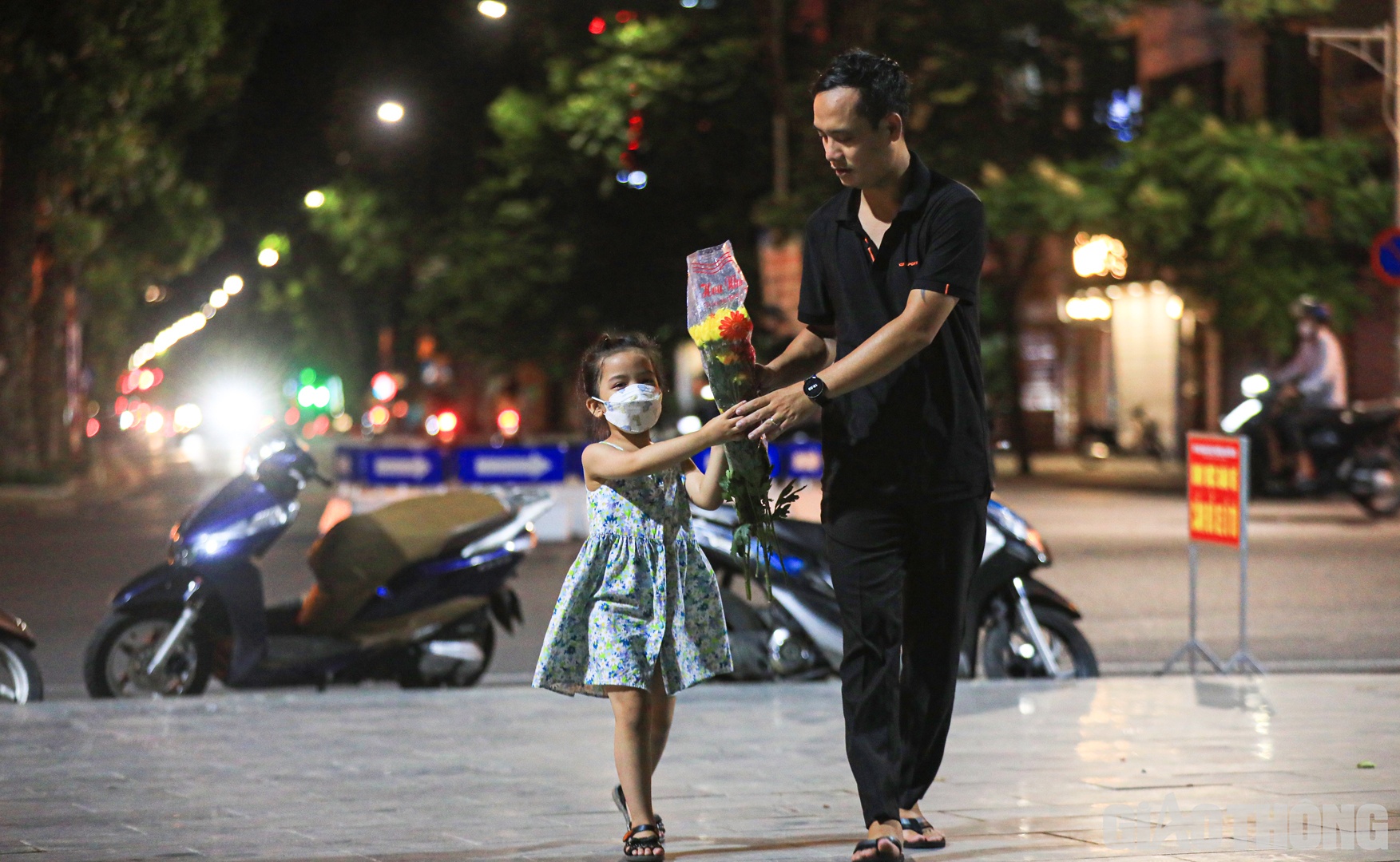 C&ugrave;ng con g&aacute;i Tuệ Anh mang hoa tới tượng đ&agrave;i, anh L&ecirc; Bảo Dũng (quận Hai B&agrave; Trưng) chia sẻ: "B&oacute; hoa n&agrave;y thay cho lời cảm ơn 3 chiến sỹ v&agrave; cũng để cho con biết c&aacute;c anh v&igrave; cứu người trong hiểm nguy n&ecirc;n hy sinh".