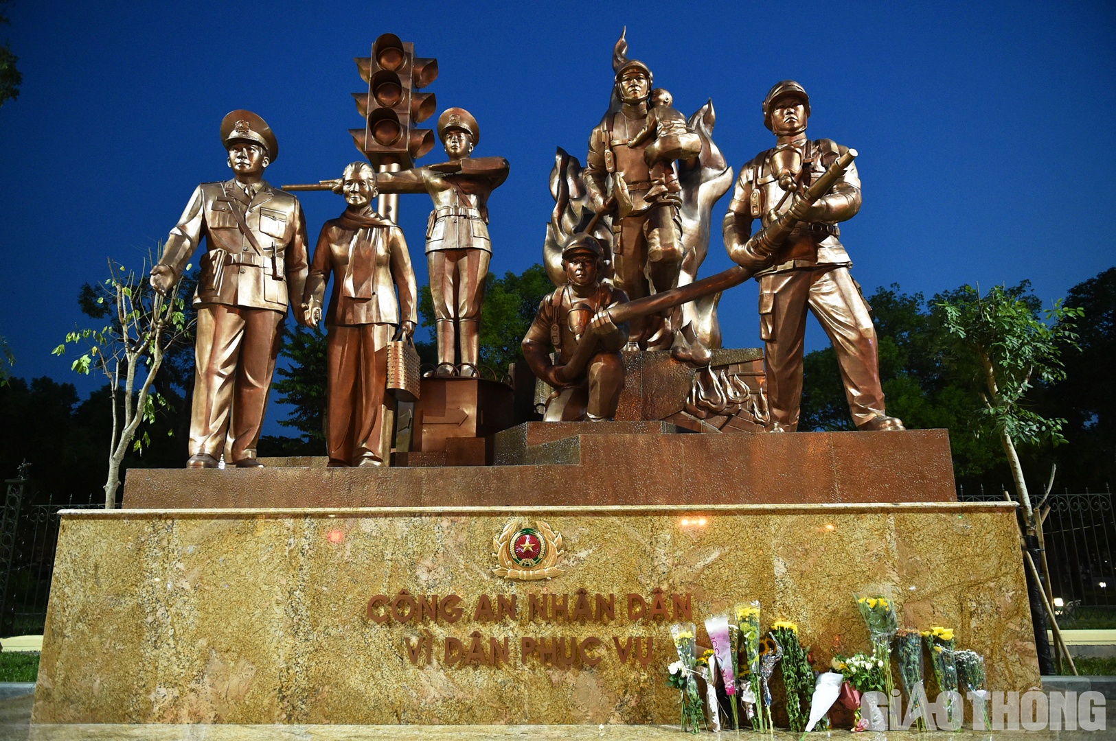 Tinh thần nghĩa hiệp, h&agrave;nh động quả cảm của c&aacute;c chiến sĩ khiến ai nấy đều cảm phục.