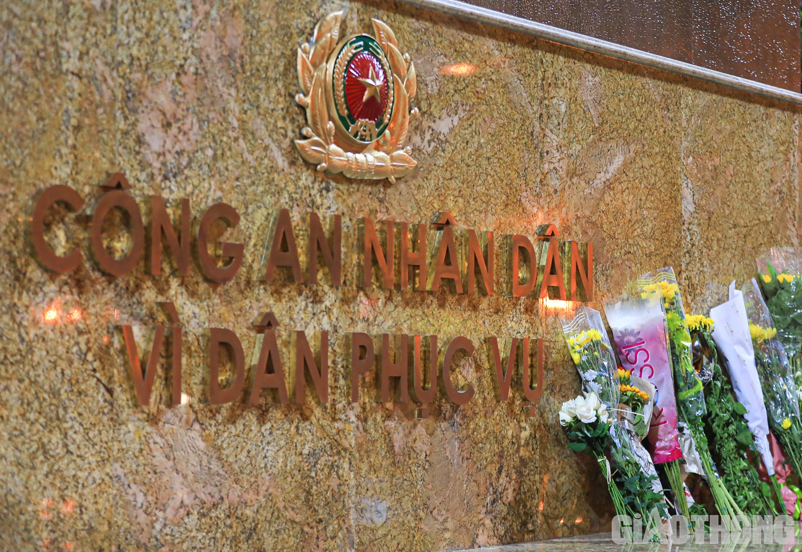 Bộ trưởng Bộ C&ocirc;ng an T&ocirc; L&acirc;m cũng đ&atilde; k&yacute; quyết định thăng cấp bậc h&agrave;m từ Trung t&aacute; l&ecirc;n Thượng t&aacute; đối với chiến sĩ Đặng Anh Qu&acirc;n, Đội trưởng; từ Trung u&yacute; l&ecirc;n Thượng &uacute;y đối với chiến sĩ Đỗ Đức Việt, c&aacute;n bộ v&agrave; từ binh nh&igrave; l&ecirc;n hạ sĩ đối với chiến sĩ Nguyễn Đ&igrave;nh Ph&uacute;c.