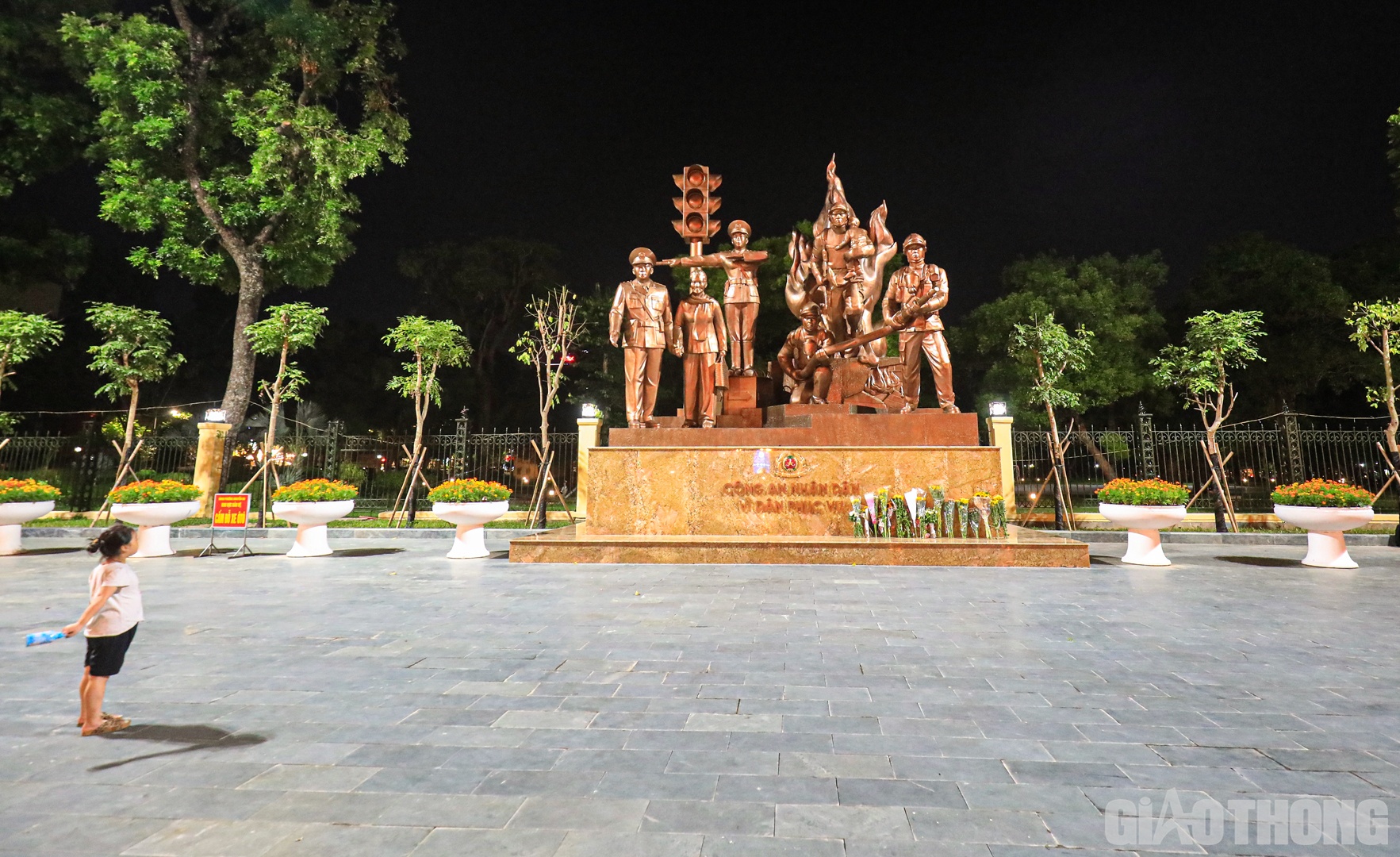 Một ng&agrave;y sau vụ ch&aacute;y ở qu&aacute;n karaoke tr&ecirc;n phố Quan Hoa (quận Cầu Giấy) khiến 3 cảnh s&aacute;t PCCC v&agrave; CNCH hy sinh, nhiều người d&acirc;n tại H&agrave; Nội đ&atilde; mang hoa đặt dưới ch&acirc;n tượng đ&agrave;i "C&ocirc;ng an nh&acirc;n d&acirc;n v&igrave; d&acirc;n phục vụ" để tưởng niệm c&aacute;c chiến sỹ.