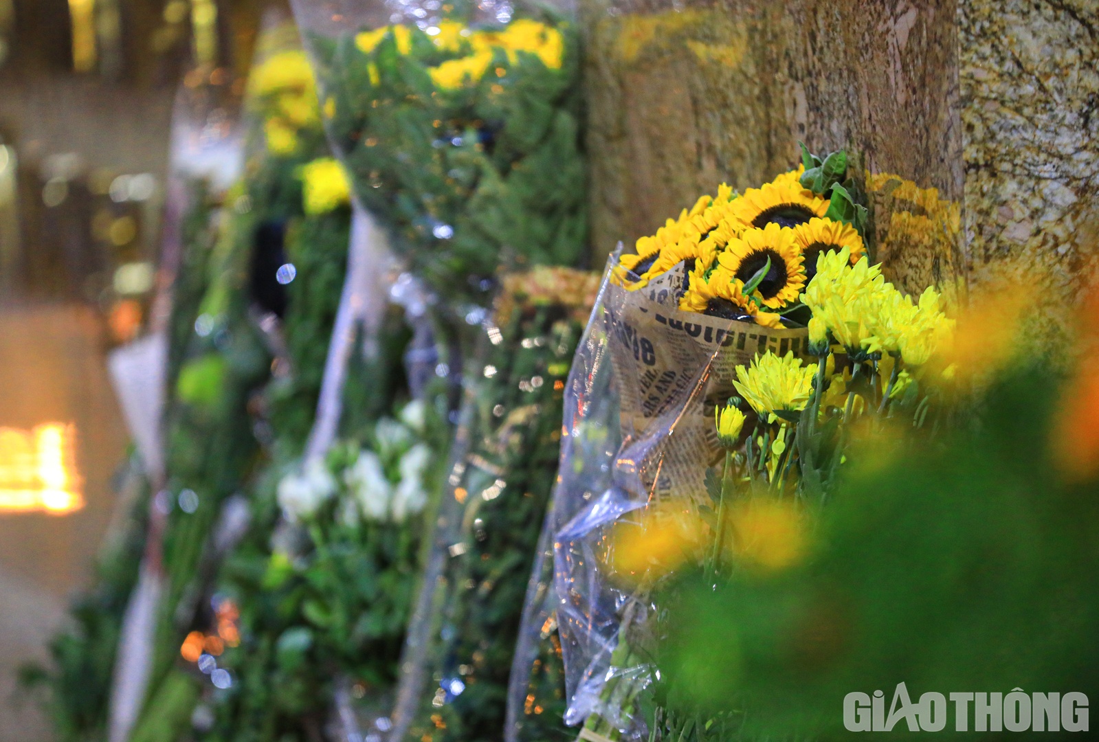 Trước đ&oacute;, C&ocirc;ng an TP.H&agrave; Nội th&ocirc;ng tin ban đầu về vụ ch&aacute;y qu&aacute;n karaoke ở phố Quan Hoa, quận Cầu Giấy (H&agrave; Nội) khiến 3 chiến sĩ cảnh s&aacute;t PCCC hy sinh trong khi l&agrave;m nhiệm vụ. Cụ thể, sau khi đưa 8 người ra khỏi đ&aacute;m ch&aacute;y an to&agrave;n, 3 cảnh s&aacute;t PCCC tiếp tục quay lại t&igrave;m kiếm cứu nạn, cứu hộ th&igrave; cầu thang bị sập, ngăn đứt đường v&ograve;i chữa ch&aacute;y, trần nh&agrave; bất ngờ sập xuống đ&egrave; v&agrave;o người khiến c&aacute;c anh hy sinh.